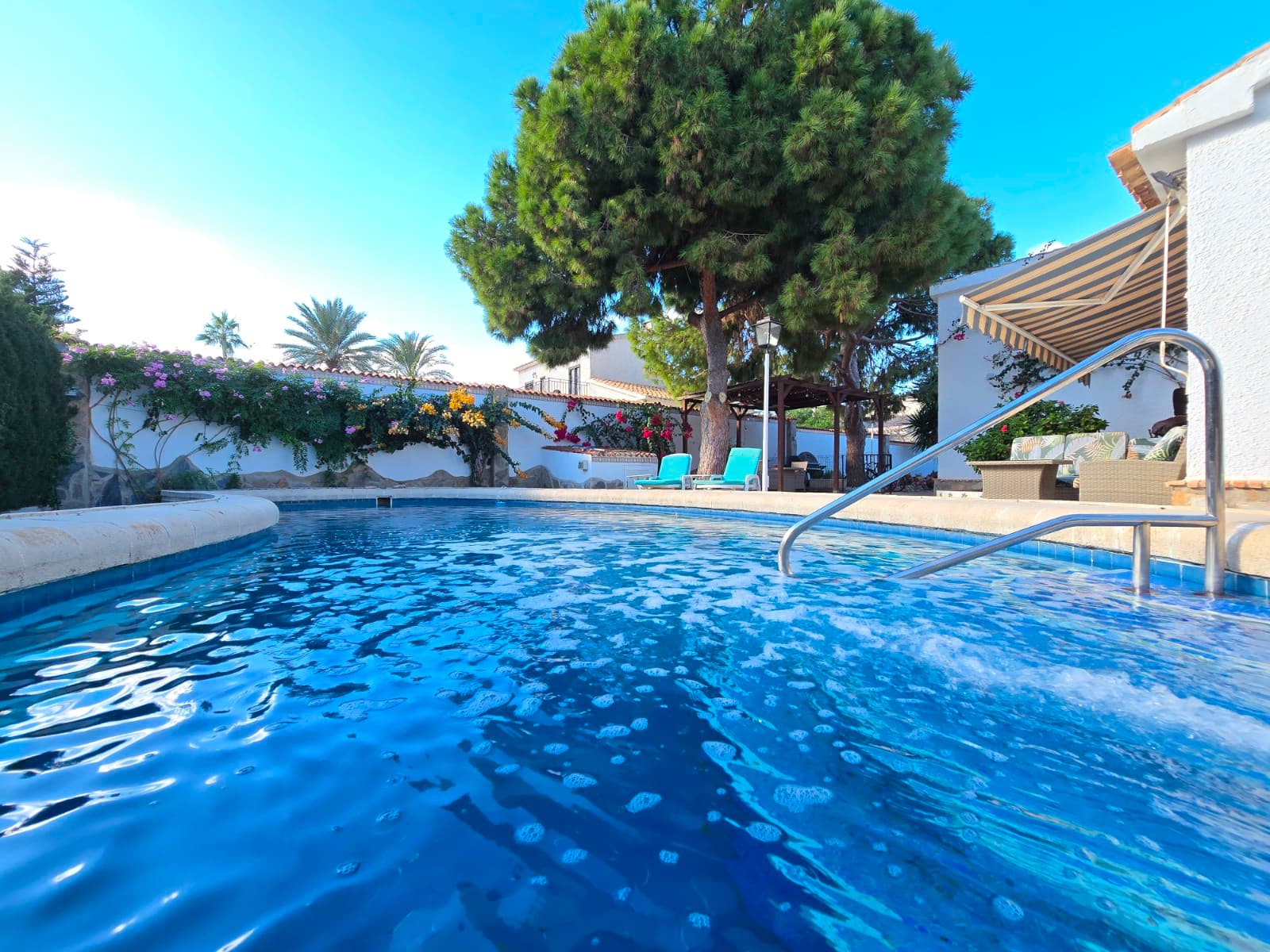 Discover this large detached villa on a spacious plot, located just 500 metres from the beach in the sought-after villa district of Cabo Roig (Orihuela Costa). This beautiful Spanish-style property combines charm, space and modern comfort in a prime location.The villa has five spacious bedrooms and three fully equipped bathrooms, ideal for both permanent living and luxury holidays. The modern kitchen offers all the latest appliances, while the bright living areas provide direct access to the beautiful outdoor surroundings.Outside, you can enjoy a beautiful garden with real grass, a private swimming pool, and various seating and relaxation areas. The covered terrace is the perfect place to lounge, dine or enjoy Mediterranean evenings. In addition, there is a garage and solar panels have been installed for extra energy efficiency.The property is located in a quiet area, yet within walking distance of beaches, restaurants, shops and all necessary amenities. A real gem on the coast, where tranquillity, style and location come together in harmony.Do not hesitate to book a viewing soon!Suma: 675 euro/year.