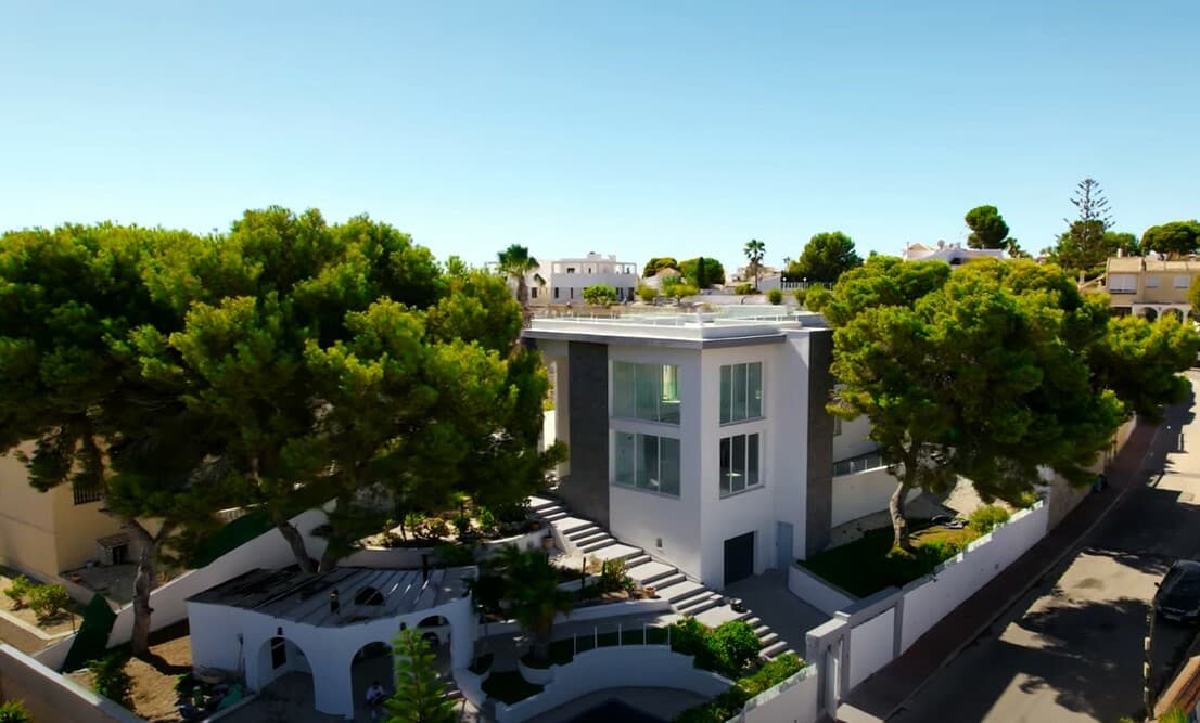 Villa for sale in the Los Balcones area. Built area 286 m², plot size 608 m². The villa is distributed over three floors and features six bedrooms, a living room with a fireplace, a separate kitchen, three bathrooms and an elevator.The ground floor offers 4 bedrooms, 2 bathrooms, a kitchen and a living room.The second floor has 2 bedrooms and 1 bathroom; one of the bedrooms has access to a 47 m² terrace. The house is equipped with an elevator.The property is sold unfurnished, so the buyer will be able to decorate the villa to their own taste.From the rooftop area, which can also be fitted out as a chill-out or leisure space, there are beautiful views of the pink salt lakes of Torrevieja.On the plot there is a large barbecue area and a big 8 x 4 m swimming pool with LED lighting. The house also has a large garage.Los Balcones is a residential area that belongs to the municipality of Torrevieja and is an ideal place to fully enjoy the mild Mediterranean climate, beautiful beaches and excellent leisure opportunities. It is a green area with many pine trees. The neighbourhood is just a few minutes’ drive from the centre of Torrevieja and the wonderful beaches of Orihuela Costa. Nearby you will also find large shopping and entertainment centres such as Habaneras and La Zenia Boulevard, offering a wide selection of shops and restaurants. For golf lovers, there are several golf courses with adjacent leisure areas close by, including Villamartin, Las Ramblas, Campoamor and Las Colinas.Online purchase is possible, as well as bank financing at 3–6% per annum.When buying property in Spain, you can obtain a residence permit. Our company assists with arranging residence permits of any type.