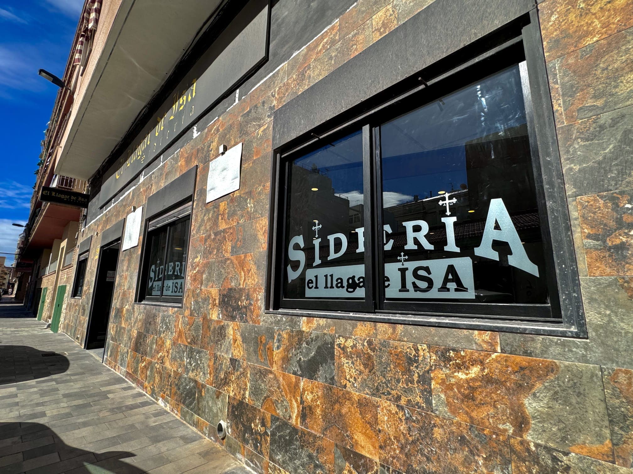 Commercial premises for sale in the center of Torrevieja. Total area: 750 m².Distance to the main city beach: 150 meters.