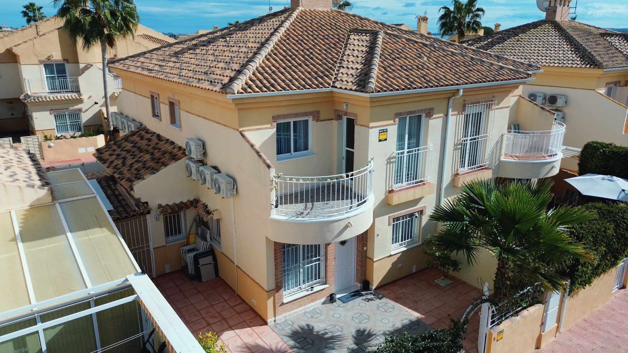 Modern townhouse for sale in Ciudad Quesada. The built area is 83 m². This duplex offers three bedrooms, two bathrooms, a separate kitchen and a living room. The kitchen has access to an inner courtyard. One of the bedrooms has access to a terrace. There is also a terrace at the entrance to the house.The complex features a communal swimming pool.The distance to the sea is 8 km.Online reservation is available, as well as mortgage financing from the bank at an annual interest rate of 4–6%.