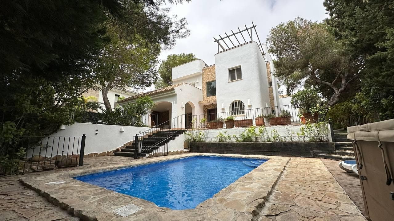 A magnificent luxury detached family home, located in the heart of Dehesa de Campoamor on a plot of 762 m², with views of the Mediterranean Sea and natural pine forest. It is distributed over three floors above ground level, has an interior living area of 247 m², constructed area of 305 m², and its total area with all the open terraces, solarium, and viewpoints to the sea of 446 m². This exclusive property has 5 bedrooms, one of them en suite with a large dressing room, 4 bathrooms, a huge living room, a large open plan kitchen - dining room, laundry room, utility room, and open terraces with sea views and south orientation. It also has a covered garage for two vehicles and charging for the electric car. On the plot, there is an outdoor swimming pool of 3,70 x 6,00 m, as well as a leisure and barbecue area. Year of construction 2003, having carried out the last works of improvement of finishes and installations in 2014. It has heating with radiators and diesel fuel in all the rooms, underfloor heating in the bathrooms and kitchen with laundry room, air conditioning by means of 4 splits, Finnish sauna "Inbeca" and all the indispensable equipment for a comfortable stay. It is sold fully furnished. The price includes repairs of any finishing defects, as well as an overhaul of all installations and equipment.