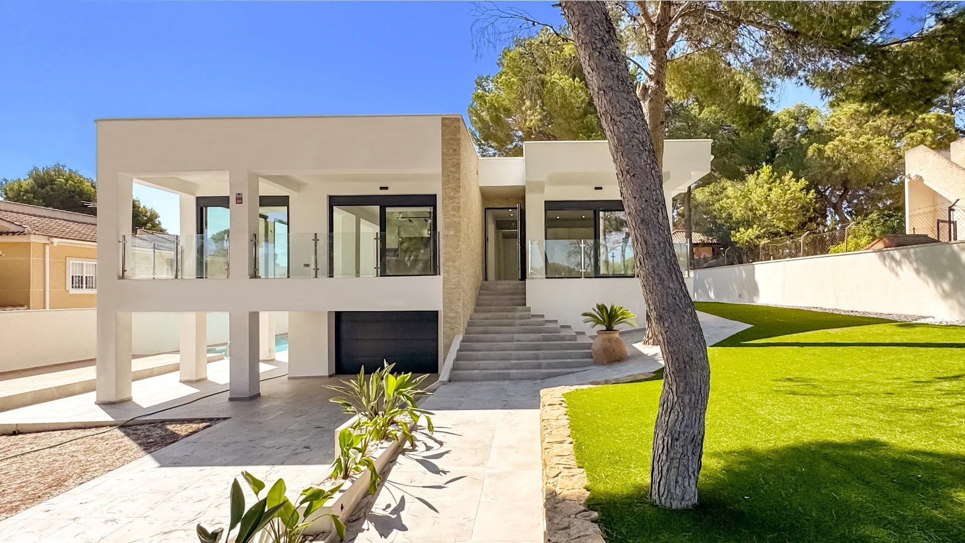 If you dream of a spacious, modern and comfortable home on the coast of Spain, this villa is made for you! 📌 Main features: ✔ Plot: 800 m² ✔ Living space: 4 spacious bedrooms (25 m², 22 m², 18 m², 14 m²) ✔ Living room: 60 m² with open-plan kitchen-island. ✔ Kitchen: Fully equipped, with Tesla hob and integrated extractor hood. ✔ Swimming pool: Private, with lounge area and summer kitchen. ✔ Barbecue area: Wood-fired pizza oven and barbecue. ✔ Garage: Capacity for 2 cars + storage rooms (12 m² and 5 m²) ✔ Finishes: Expensive marble, panoramic windows, central air conditioning, LED lighting. 🌲 The villa is located in a pine forest known as ‘the lungs of Torrevieja’. It is an ecologically clean neighbourhood with a wonderful microclimate. Nearby are Mercadona supermarket, restaurants, schools and transport links. The villa is sold unfurnished, but with a fully equipped kitchen and built-in appliances.