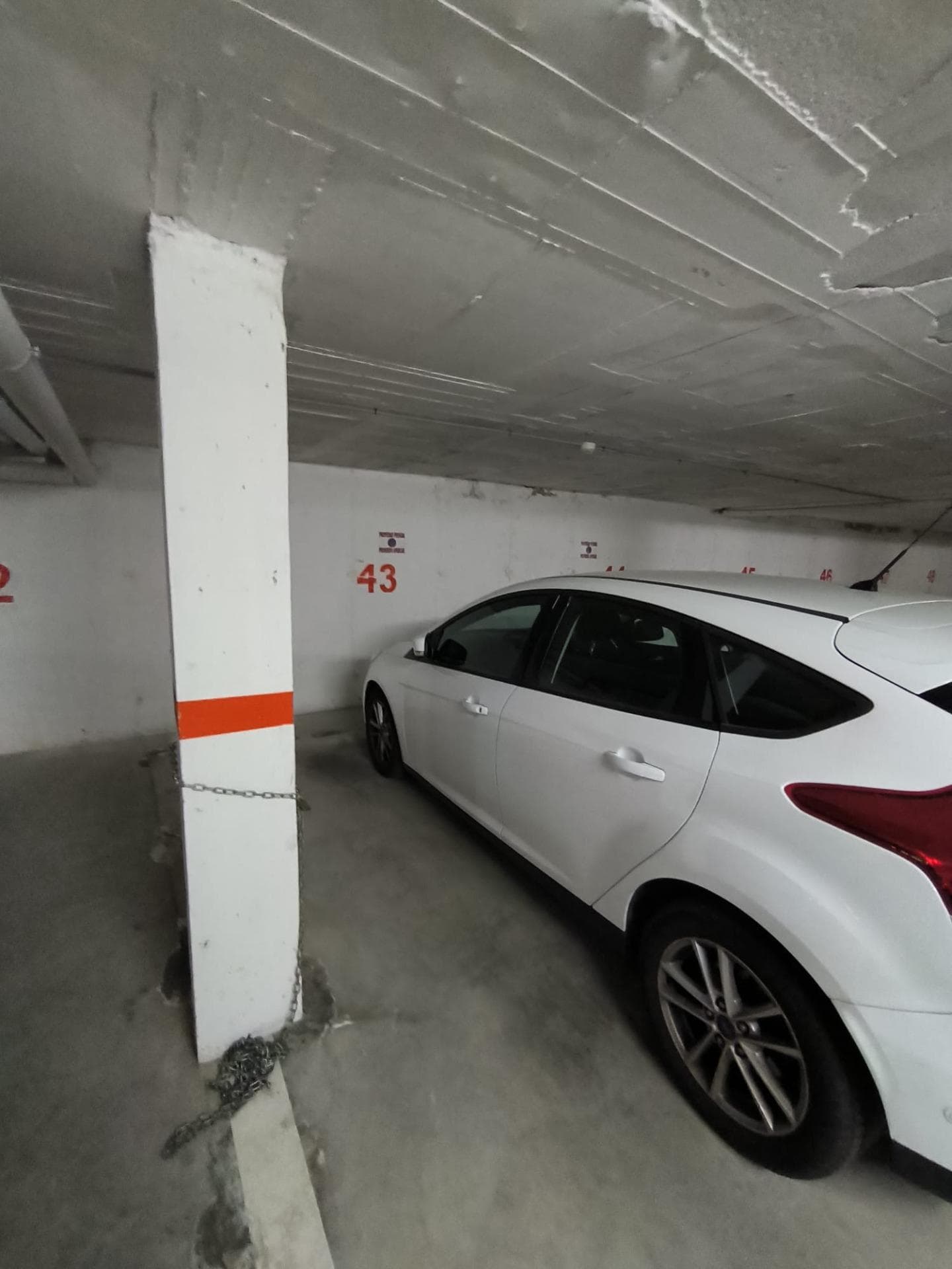 Independent underground garage with electronic doors located in the Europa community