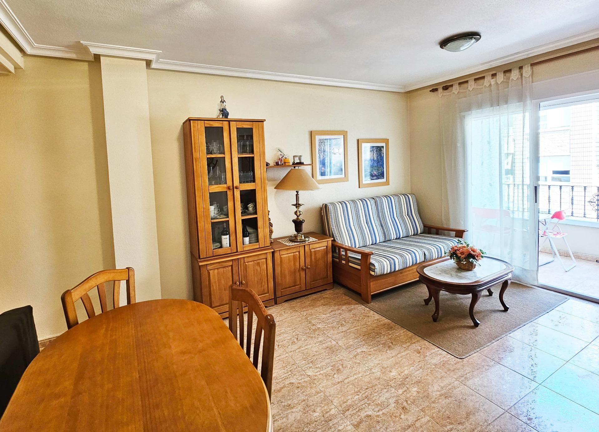 Located on Calle Diego Ramírez No. 86, this bright apartment offers an excellent opportunity to live or invest in the very heart of Torrevieja. With a total built area of 70 m² (63 m² usable), the property features a spacious living room with access to a charming balcony overlooking the avenue, a fully equipped independent kitchen, two bedrooms, and a complete bathroom. Its west-facing orientation ensures natural light throughout the afternoon, creating a warm and pleasant atmosphere. The apartment is part of a well-maintained residential complex with a communal pool, ideal for enjoying the Mediterranean climate all year round. The location is unbeatable: surrounded by all essential services such as supermarkets, schools, bus stops, shops, and cafés. Just 700 meters away is Acequión Beach — perfect for walking or relaxing by the sea. The vibrant city center is also within walking distance, with plenty of cultural and leisure options. Ideal as a permanent residence, holiday home, or high-yield investment