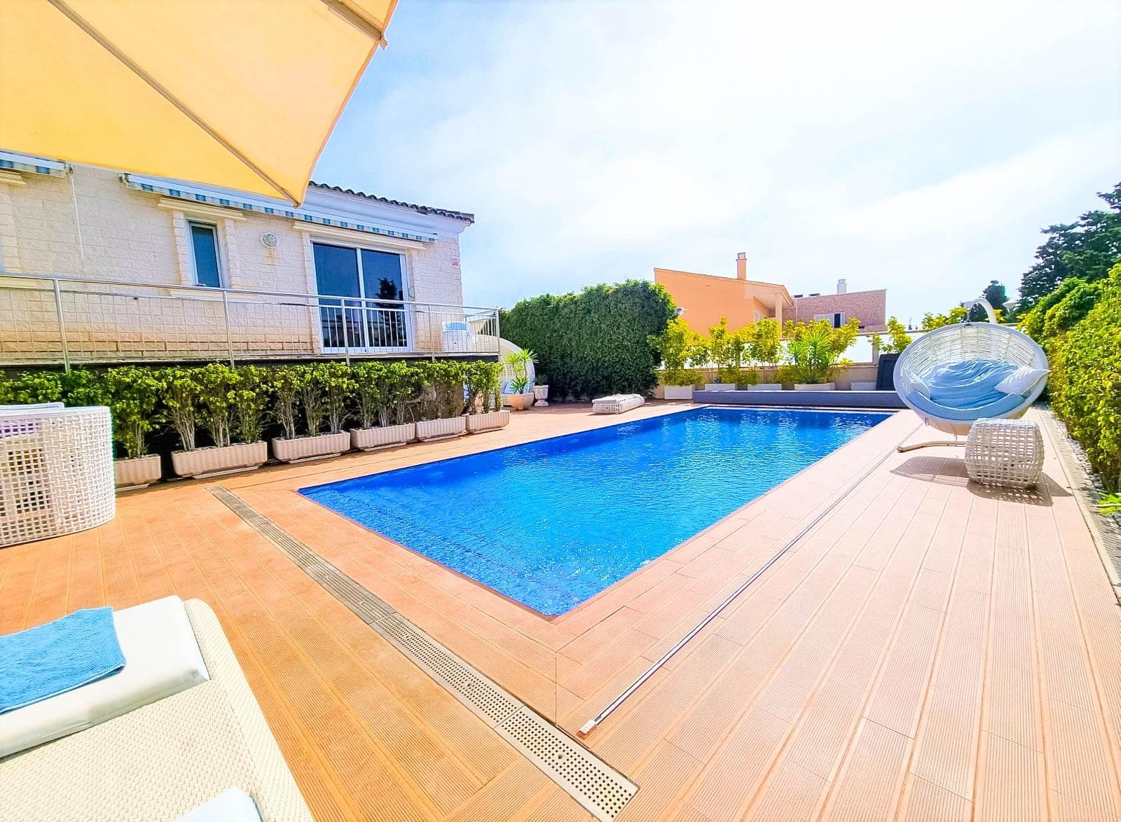 A spacious villa for sale with 5 bedrooms, two living rooms (one located in the semi-basement), four bathrooms, a sauna, dance room, and gym. The total built area is 367 m², distributed over three levels, on a 625 m² plot featuring a private pool and barbecue area The villa is located in one of the most prestigious areas of Torrevieja – Molino Blanco (La Mata). The distance to La Mata beach is just 250 meters in a straight line Sold fully furnished, with all household appliances, decorative elements, central air conditioning, and well-planned lighting