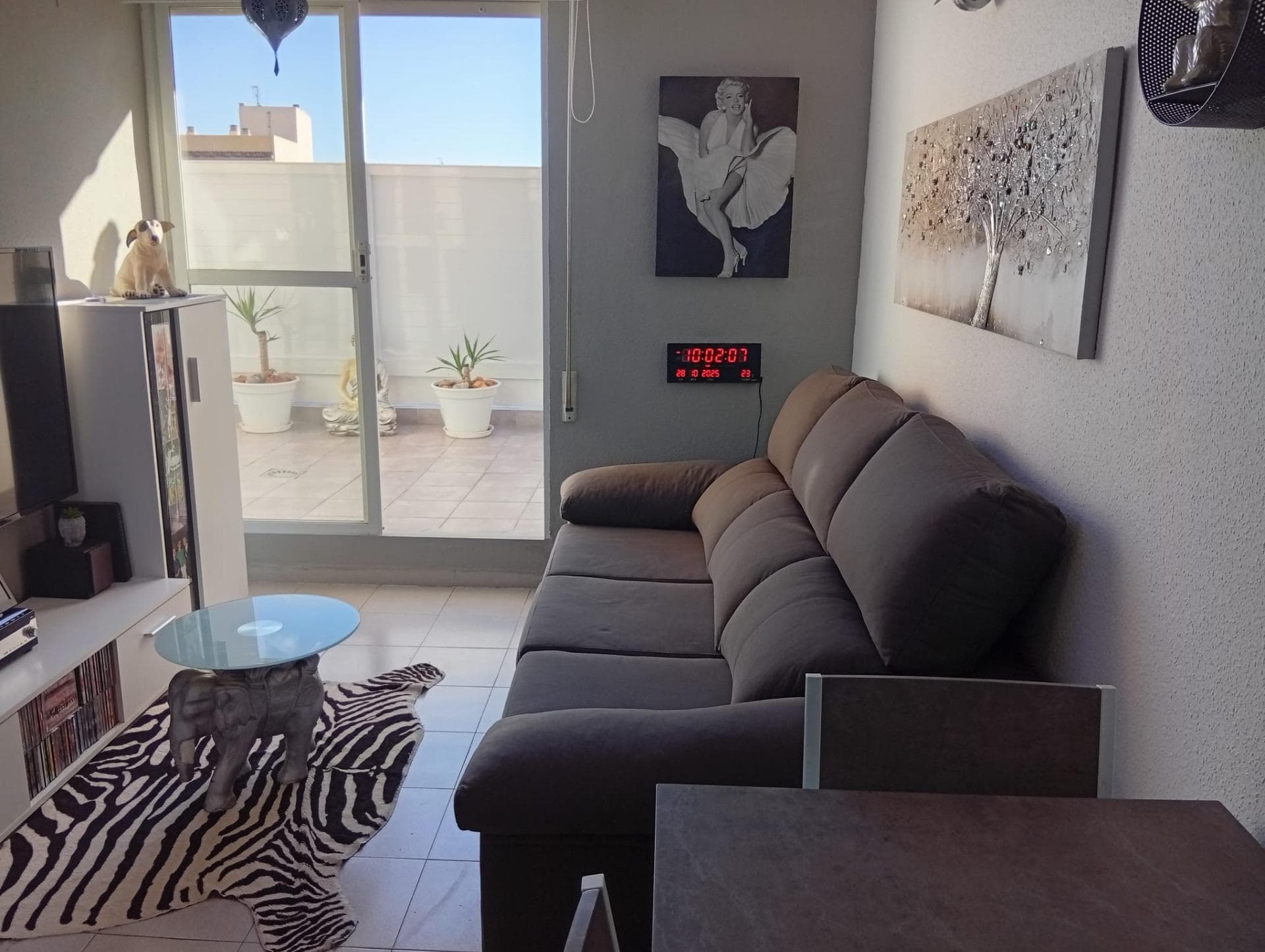 Bright and cozy 1-bedroom penthouse with a spacious 18 m² terrace, located in the heart of Torrevieja — on Bazán Street, 35, in a brick building with an elevator. The apartment has a southeast orientation, making it very bright and dry. Total area (ático): 51 m² Living area: 37 m² Comes with beautiful furniture, new appliances, and air conditioning. Modern design and cozy decor — move-in ready.