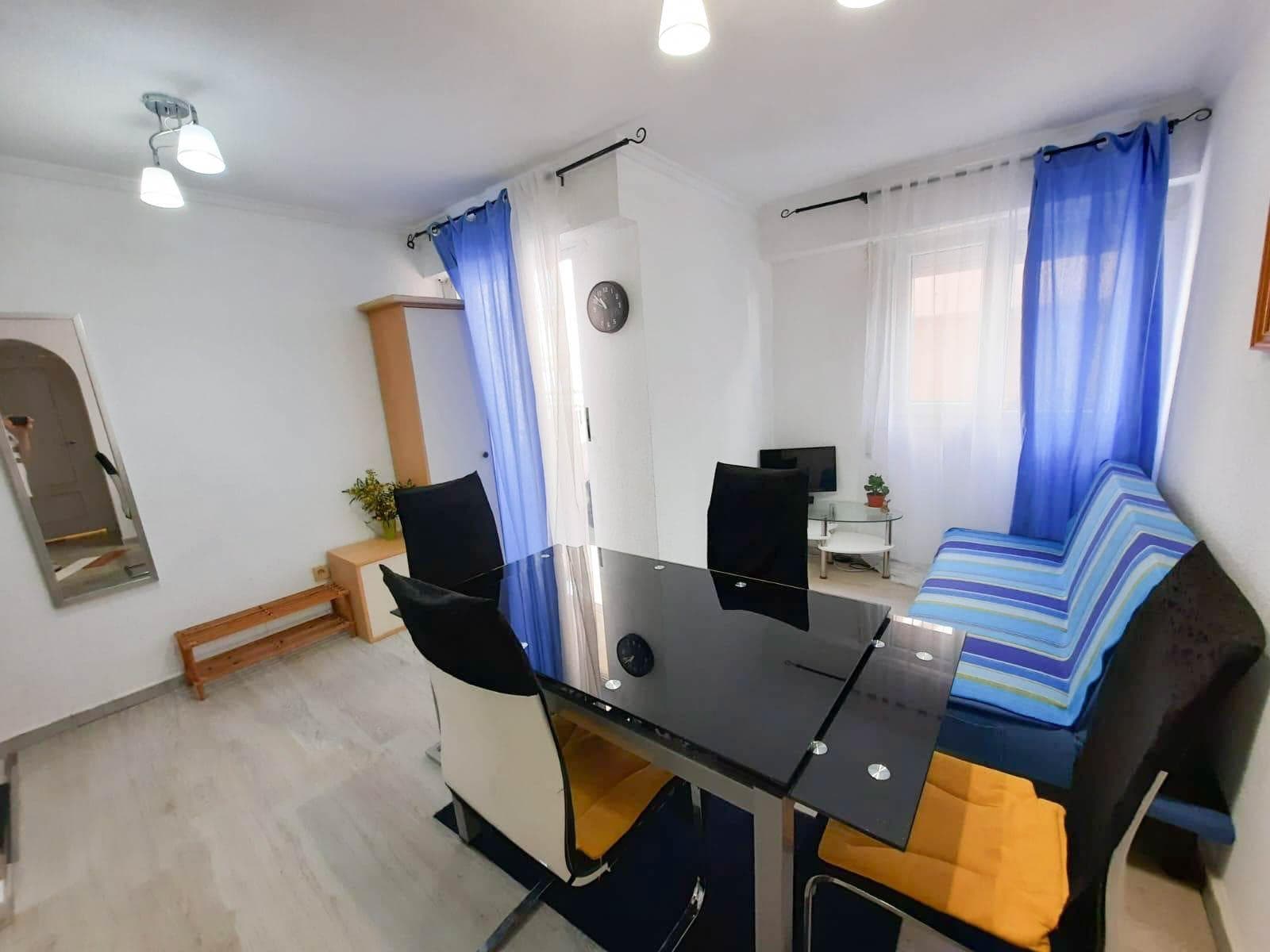 2-bedroom, 1-bathroom apartment located in the heart of Torrevieja, at the corner of Avenida Diego Ramírez Pastor and Calle San Julián, opposite the restaurant «El Conde». The apartment is on the 2nd floor of a building constructed in 2003 with an elevator. The windows face west: the main living room windows overlook Calle San Julián, and the second bedroom window faces the private patio, which belongs to the apartment and measures 18 m². Total area: 55 m²; living area (excluding patio and balcony): 37 m². The apartment consists of: - spacious living room with a 4 m² balcony, - bathroom, - two separate bedrooms, - spacious patio with access from the living room. It is sold with underfloor heating throughout, parquet flooring, furniture, and modern appliances.