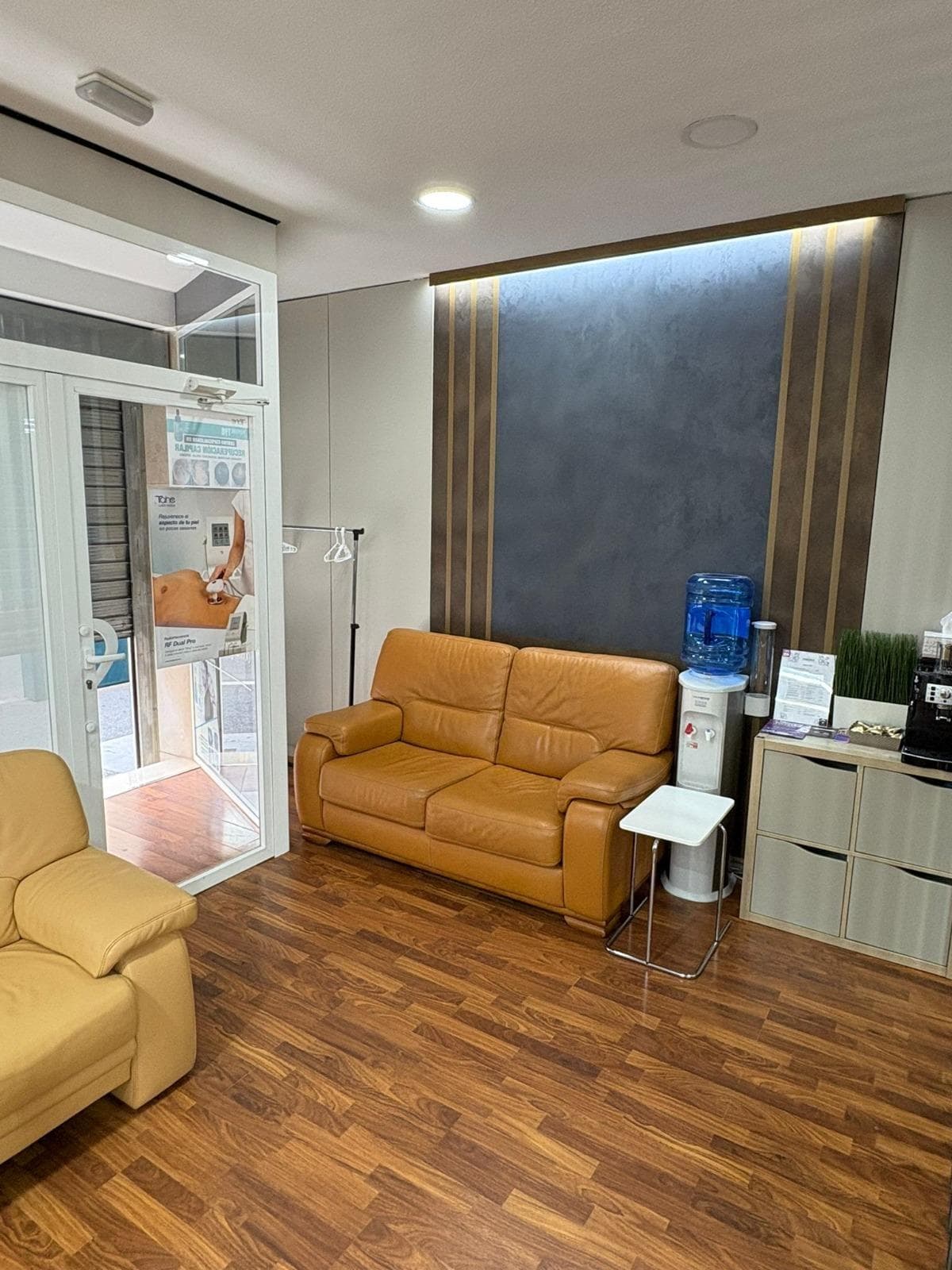 Operating business with regular clients and an excellent reputation. City center, high foot traffic, cafés and parking nearby. Total area: 90 m². The salon has been operating for 3.5 years. Everything is ready for work: • License • Fully equipped areas (manicure, pedicure, hairdressing zone, barber zone, cosmetology room) • Online booking and active Google profile — 200+ 5⭐ reviews • Beautiful atmosphere and a recognizable name • Start working immediately without additional investment. Reason for sale — relocation. Ideal for a professional, a team, or an investor. Price — €35,000 traspaso + €1,000/month rent.