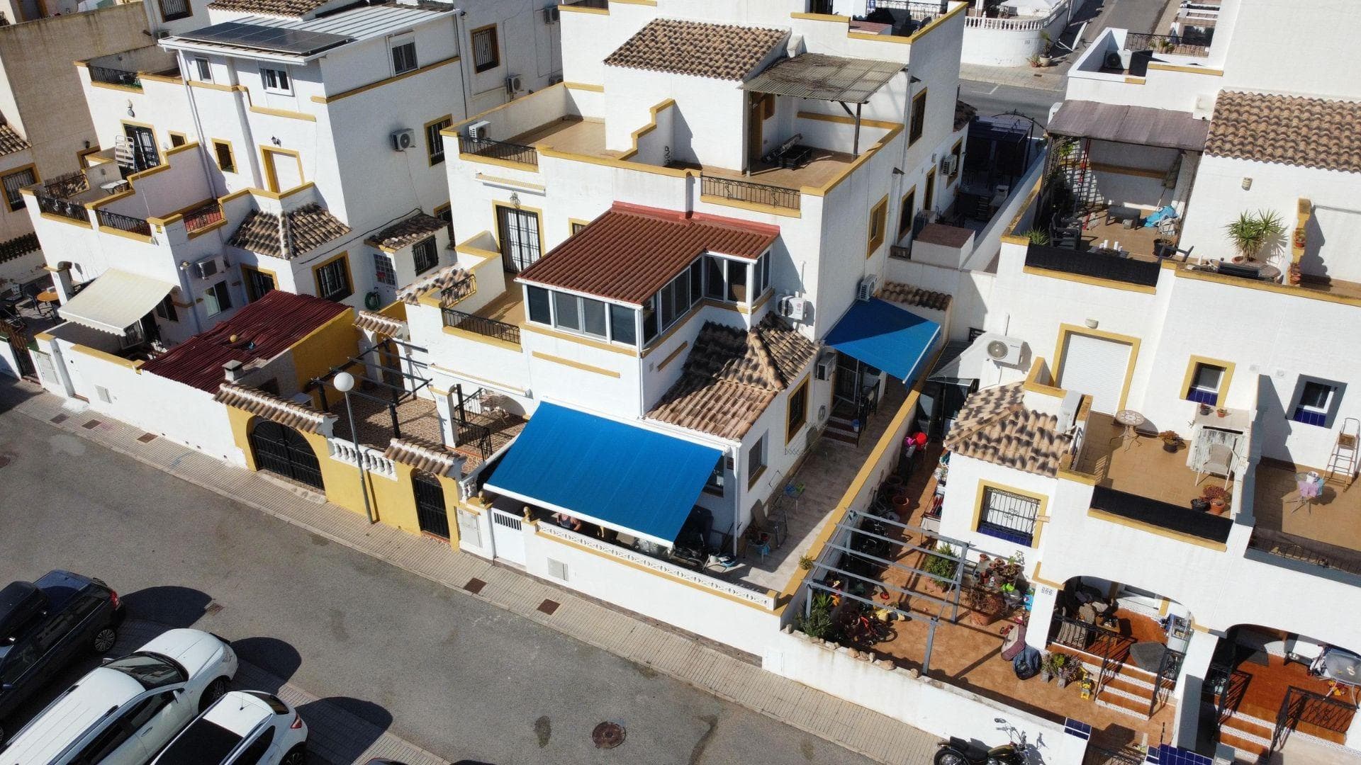 East-facing property purchased in 2015 with significant upgrades. ✅ Layout: 4 bedrooms with build-in wardrobes | 2 bathrooms L-shaped living/dining, fitted Bosch kitchen, 3 floors + solarium 4 air conditioning units, 20m² Wi-Fi underfloor heating Garden with 4 storage units (two 2.4m high), decorative statues, 2 retractable pergolas Double-glazed windows, 4 shutters, mosquito screens 🏊‍♂️ Community features (120m): 2 swimming pools, outdoor gym, sport courts, table tennis, padel 🅿️ 2 large parking spaces: 1 in front, 1 at 30m 🛒 Walking distance to supermarkets, bars, restaurants, and services 🏖️ Beaches: 3–10 km | Salt Lake: 1.5 km | Zenia Boulevard: 3 km 🛣️ AP-7: 1.5 km | N-332: 2.5 km 💰 Community fees: €315/year Sold furnished with appliances, ready to move in.
