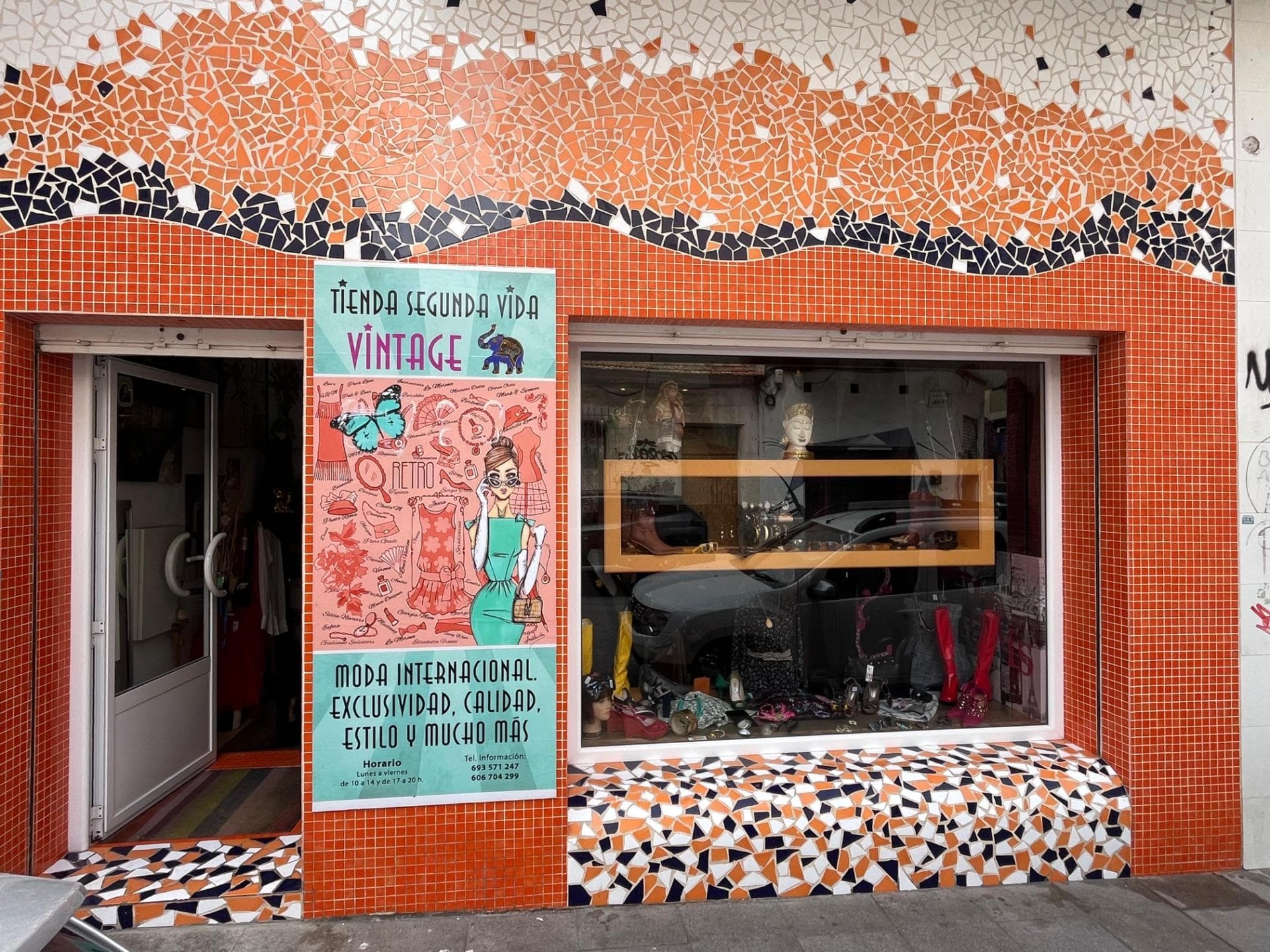 Fantastic opportunity to acquire a fully renovated commercial unit with an established boutique business in a high-visibility central location in Torrevieja. Currently operating as a fashion and vintage accessories store, the space features a striking mosaic façade, stylish interior décor, and a loyal customer base of locals and tourists alike. 🔹 Sales Options: 💶 €85,000 – Purchase of the freehold property 💶 €15,000 – Purchase of the business (includes stock, furnishings, branding, and client base) Or: Business only with rental agreement at €600/month 🔸 Property Highlights: Prime central location with high foot traffic Beautiful and colorful mosaic façade with excellent street exposure Large window display and inviting entrance Distributed over two interior levels, fully utilized Includes fitting room, private toilet, and storage area Fully equipped with shelving, rails, mannequins, and lighting Turnkey-ready – operational from day one 🔸 Business Overview: Focused on international, retro, and exclusive fashion Unique brand identity and presentation Included: stock inventory, regular clientele, marketing materials Excellent opportunity for entrepreneurs or fashion creatives 📍 Exact location disclosed upon qualified inquiry. Steps from main avenues, surrounded by other shops and services. 📞 Contact us to arrange a private viewing or receive full business details.