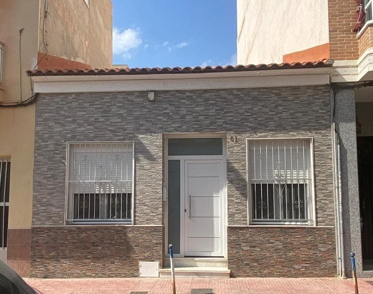 * 105 m construidos, 95 m útiles * 4 habitaciones * 2 baños * Parcela de 156 m2 * Terraza y solárium * Segunda mano/buen estado * Dos cocinas * Trastero * Orientación sur, este * Construido en 1989 * Calefacción individual: Gas natural * Aire acondicionado
