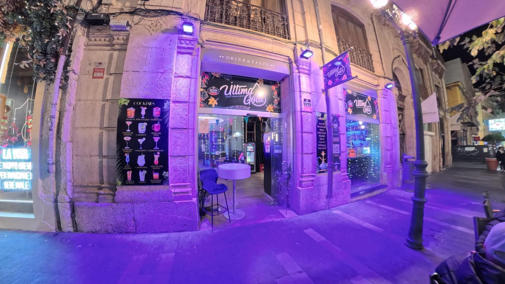 An excellent investment opportunity to acquire a fully operational bar–restaurant with professional kitchen and outdoor terrace, located in a well-established commercial area with ample nearby parking, a major advantage for attracting regular local clientele. The premises offer strong visibility, easy access and year-round business potential. 📍 Location & highlights: ✔️ Active commercial area ✔️ Plenty of nearby parking spaces ✔️ Excellent visibility and accessibility ✔️ Licensed outdoor terrace 🍽️ Layout & spaces: Fully equipped professional bar Independent, fully equipped kitchen, suitable for full service Spacious and welcoming indoor dining area Outdoor terrace with strong commercial appeal Compliant restrooms Efficient operational layout 🔧 Equipment included: Professional kitchen with industrial extraction Commercial refrigeration equipment Complete bar system Electrical and ventilation systems compliant Indoor and outdoor furniture included 🪑 Condition & concept: Property in excellent condition, ready to operate No immediate investment required Suitable for multiple concepts: restaurant bar–restaurant gastro bar café with kitchen 📄 Business transfer in accordance with Spanish law, including continuation of the lease agreement. 📞 Contact us for further information and private viewings. A solid investment in a strategic commercial location with strong profitability potential.