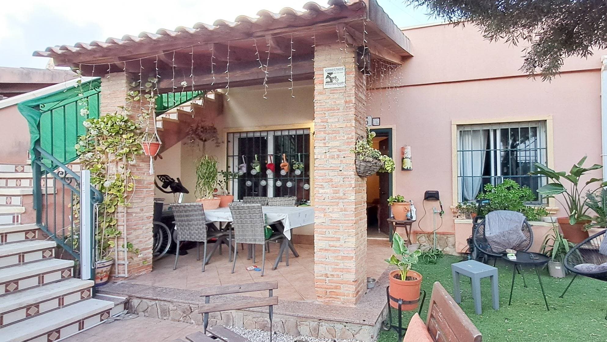 If you’re looking for a cozy home in a peaceful area, this semi-detached property in the Parque Acuático neighborhood could be just what you need. Its relaxed atmosphere and the convenience of having everything close by make it an ideal option both for year-round living and for enjoying getaways near the sea. Just 1,800 meters from the beach, it’s a home that welcomes you from the very first day. Peaceful location in the Parque Acuático area. 69 m² of built surface on a 100 m² plot. Two bright and comfortable double bedrooms. East–West orientation, offering morning sun and afternoon breezes. Only 1,800 meters from the sea, perfect for beaches and water activities. Very good overall condition, ready to move into. Private parking for added convenience. Community pool, ideal for the warmer months. Close to schools and hospitals — excellent for families. Competitive price: €195,000, a great opportunity in the area.