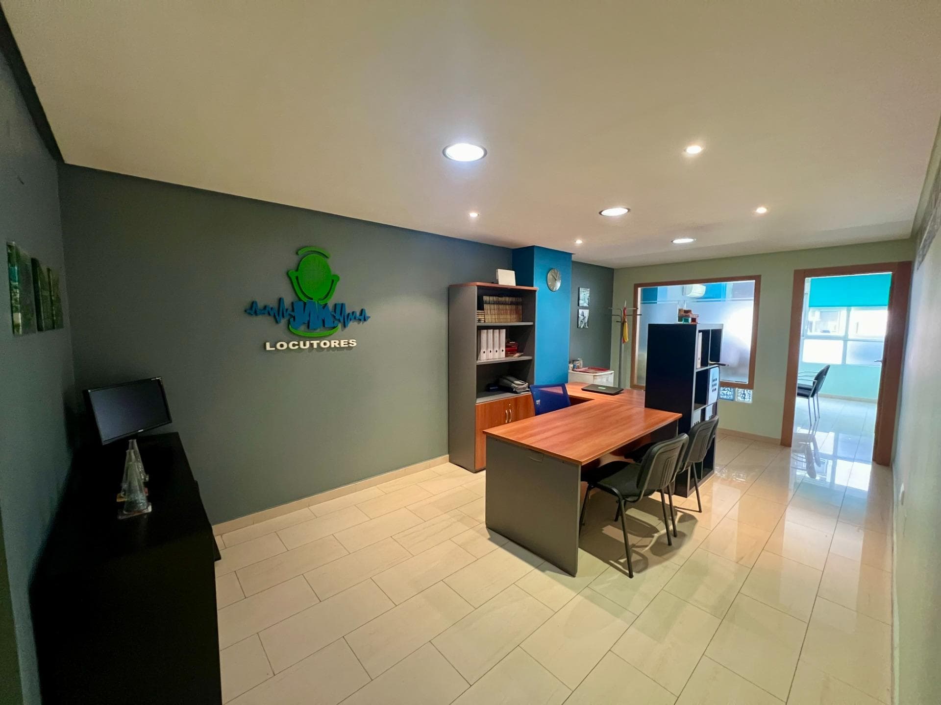 We present this refurbished commercial premises, located on a mezzanine floor in the centre of Orihuela. Perfect for offices, with 120 m2 built, divided into several rooms with office desks. Two of the rooms have large windows to the exterior. It has a toilet and a small storage room. All the lights are with porthole spotlights, which gives the spaces more amplitude and luminosity. It was totally refurbished in 2006 including electric and plumbing.  It also has air conditioning and split wall heating installed, and fire extinguishers already installed for greater security. It is sold semi furnished.