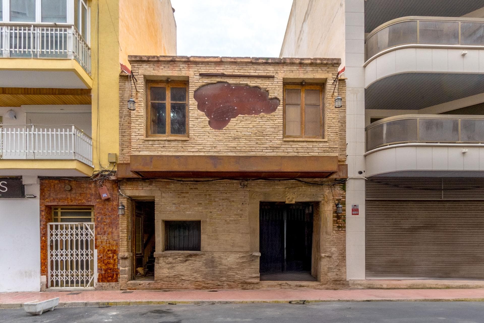 Property with enormous investment potential next to the new Port of Torrevieja, located in a strategic area with multiple development possibilities. Ideal for comprehensive renovation or for the construction of new floors, this asset allows for the development of anything from a tourist building to any type of profitable business, adapting to different operating models and maximising return on investment. A major advantage of this property is its existing pub license, adding exceptional value for those interested in opening a hospitality or entertainment venue in one of Torrevieja’s busiest areas. Key Features: Prime location in a high-footfall area. Expansive ground floor with ample space to develop multiple business concepts. Upper floor with potential to be converted into a residence or office space. Valid pub license, allowing for immediate startup of hospitality activities. Unique facade design that enhances the property’s character and visibility. This property is ideal for those seeking a renovation project with excellent return on investment in one of Torrevieja’s most sought-after areas. Give this space new life and turn it into the business you’ve always dreamed of! For more information or to schedule a viewing, don’t hesitate to contact us.