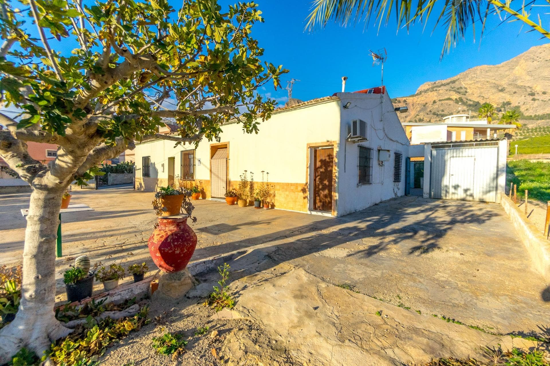 Incredible investment opportunity! On offer is a set of two rustic houses located on the outskirts of Orihuela, ideal for those looking for a reform project with great potential. These properties are situated on a plot of 850 m², with a constructed area of 267 m² in total, distributed over 4 bedrooms and 2 bathrooms. Located in Raiguero de Bonanza, a quiet and picturesque hamlet surrounded by nature, these properties offer the charm of a rural setting with the benefit of being close to all the amenities of Orihuela. This setting is ideal for those seeking a place of peace and tranquillity, with easy access to outdoor activities such as hiking and cycling. Don't miss this unique opportunity to invest and reform in a privileged environment. For more information or to arrange a viewing, please do not hesitate to call us, we will be delighted to help you!