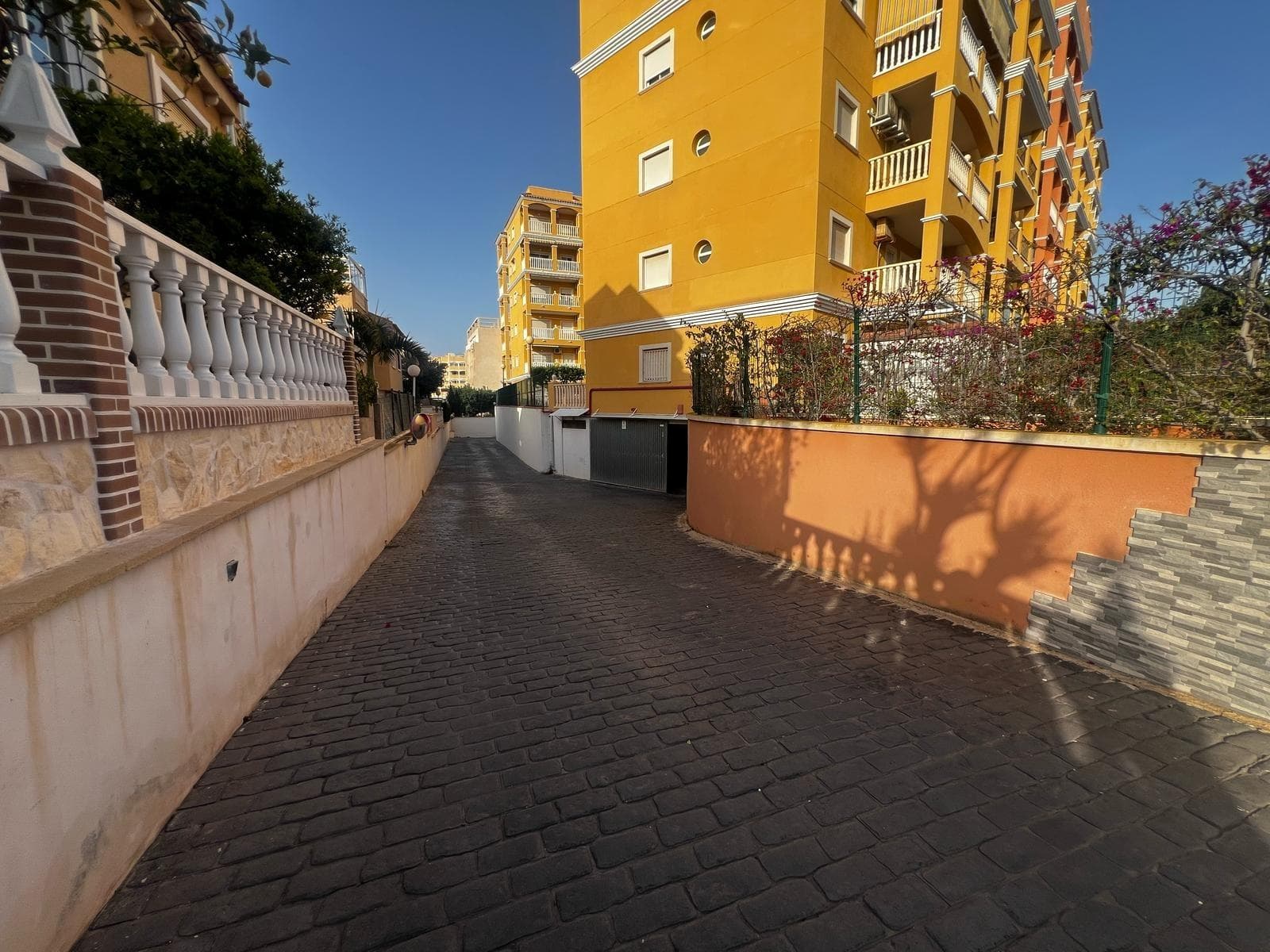 Parking space for sale in Torrevieja! Garage space for sale of 15 m², located in a quiet residential area in Calle Perseo, Torrevieja. Ideal for those looking for comfort and security for their vehicle. Its excellent location gives easy access to the main roads, facilitating the connection to the centre of Torrevieja and La Mata. It is also close to supermarkets and other essential services, making it a very practical option for residents and visitors. Contact us for more information or to arrange a viewing! Translated with DeepL.com (free version)