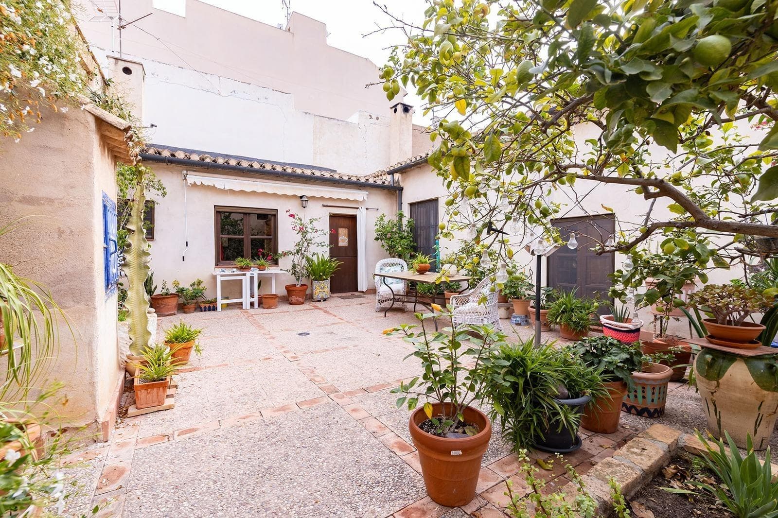 🏡 Unique village house in Los Martínez del Puerto, a district of Murcia 🏡 We present this special opportunity in Los Martínez del Puerto, a charming district of Murcia with just over 1,000 inhabitants, located in the heart of the Murcian countryside. This peaceful rural area offers essential services such as supermarkets, a pharmacy, a school, a health centre, bars, restaurants, a church and sports facilities, ideal for those who value tranquillity without giving up daily convenience. The property consists of two independent houses with separate external entrances, but connected through a spacious and stunning interior patio, offering multiple possibilities for a large family or those seeking a spacious and versatile home. Each house features large bedrooms, full bathrooms, a dining room, living room, and kitchen with direct access to the patio. It preserves its original facade, bringing a traditional and authentic character, while the interior has been completely renovated, with highlights such as high ceilings and mezzanines, ideal as extra bedrooms or additional living areas. In the patio, there is also a large storage room, perfect for your needs. Located just 20 minutes from the beaches of Murcia, 6 km from Murcia International Airport, and only 20 km from the city of Murcia, this home offers an excellent location for those who want to live in a natural setting while staying close to the city and coast. A home with soul, ready to enjoy. Contact us for more information or to schedule a visit! 🌿