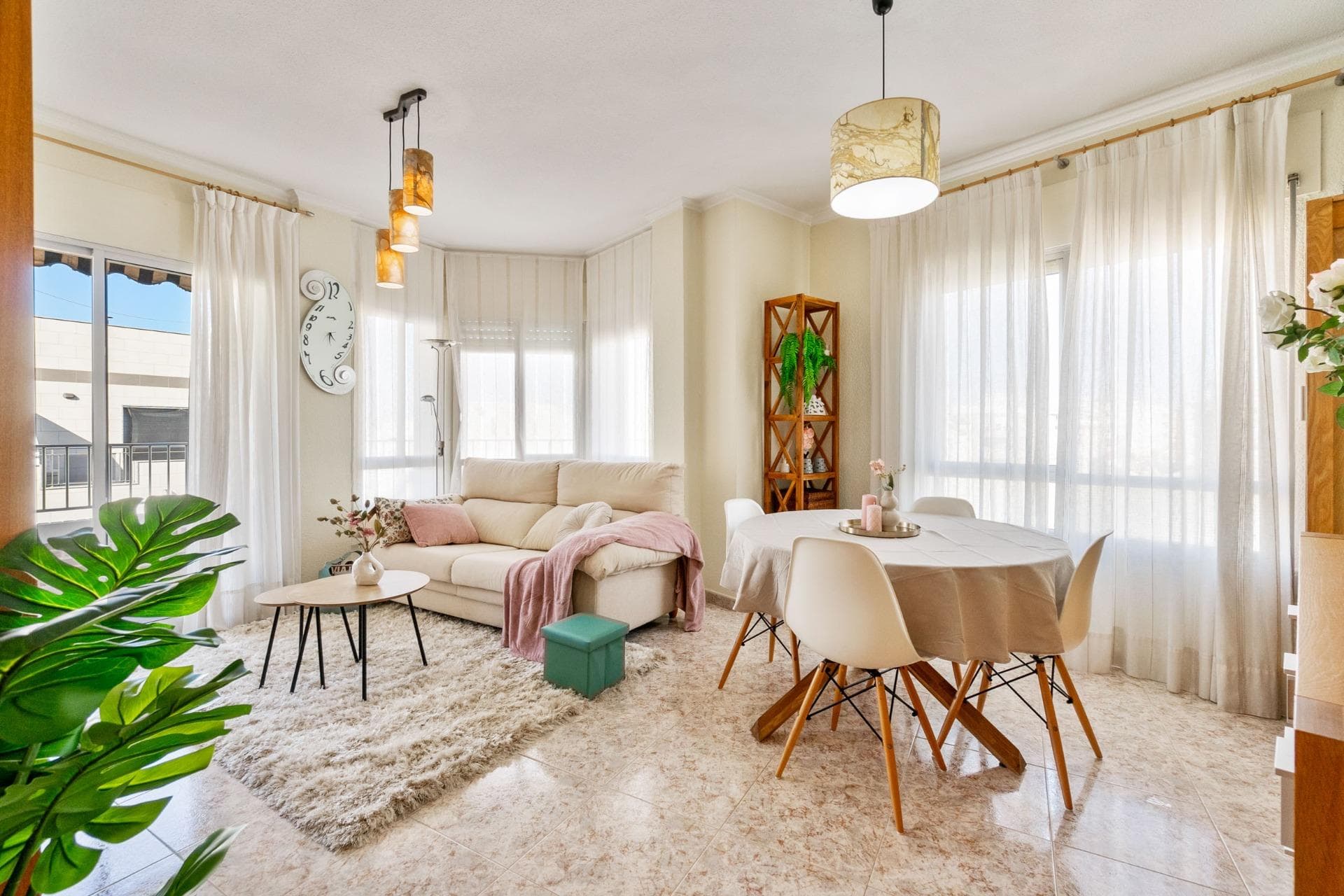 3-Bedroom Apartment with Terrace, Parking and Storage Room, 150 meters from Torrevieja Marina Spacious and bright apartment for sale in one of the most sought-after areas of Torrevieja, just 150 meters from the marina and the promenade. The property is distributed into 3 bedrooms, 2 full bathrooms, a large living-dining room with access to a corner terrace of approximately 9 m², and an independent kitchen with utility room. Its functional layout and natural light in all rooms make it an ideal option for year-round living or as a second residence. The apartment also includes a private storage room on the rooftop and a private parking space located right next to the building, a great advantage in the city center. An excellent opportunity to acquire a complete home in a prime location, with all services within walking distance in the heart of Torrevieja.