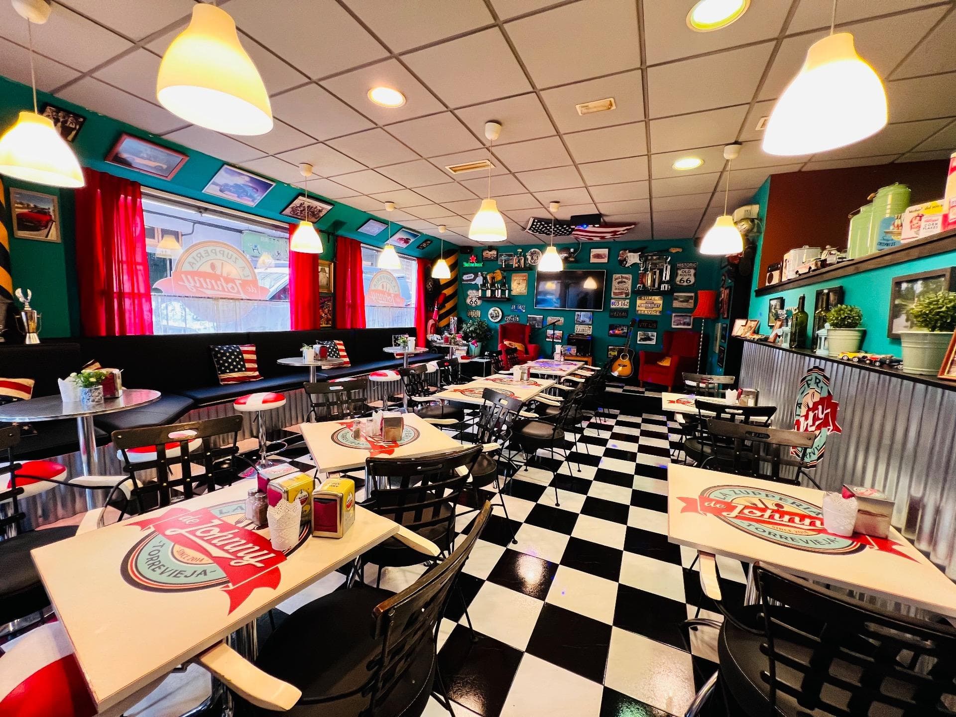 Two commercial premises located in a strategic area of Torrevieja are being sold together. The property consists of a fully equipped restaurant and a hairdresser's/barber's with an active tenant. Property Details: Restaurant: Estimated monthly rent: €1,000 (possibility of renting, currently without a tenant) Fully equipped and with restaurant licence Possibility of terrace Hairdresser/Barber: Estimated monthly rent: €500 Tenant currently occupying the premises, generating income from day one General Features: Sale price: €210,000 (joint sale, not sold separately) Estimated total monthly return: €1,500 (if both premises are rented) Floor space: 170 m² Year of construction: 1997 This property represents a solid sale with potential for profitability through the leasing of the premises, depending on the decision of the new owner. For more information or to schedule a viewing, please do not hesitate to contact us.