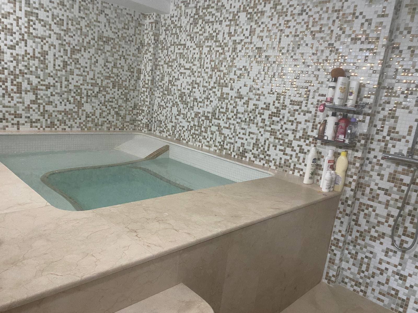 This well-maintained home, just 3000 meters from the beach, provides an ideal space for family living with 3 double bedrooms, one single bedroom, 3 full bathrooms, and an additional guest toilet, ensuring comfort and functionality for all household members. The property features a fully equipped kitchen and high-quality finishes, such as interior wood carpentry and gres floors, while the exterior carpentry is aluminum with climalit windows for optimal thermal and acoustic insulation. Its northern orientation provides freshness during the warm months and balanced lighting in every room. Among the extras, this house offers air conditioning and heating, built-in wardrobes in all bedrooms, an en-suite bathroom, and a hydromassage and jacuzzi area ideal for relaxation. The property is also sold furnished with a television system installed. Additionally, it has a spacious patio, a large terrace with open views, high ceilings for a sense of added space, and a basement that provides extra storage. Security is a priority with its reinforced door, and the included garage makes parking convenient. Located in a central area, the home is surrounded by medical centers, schools, supermarkets, parks, and children’s play areas. With its proximity to the coast, this residence offers the perfect combination of comfort, location, and a relaxed lifestyle.