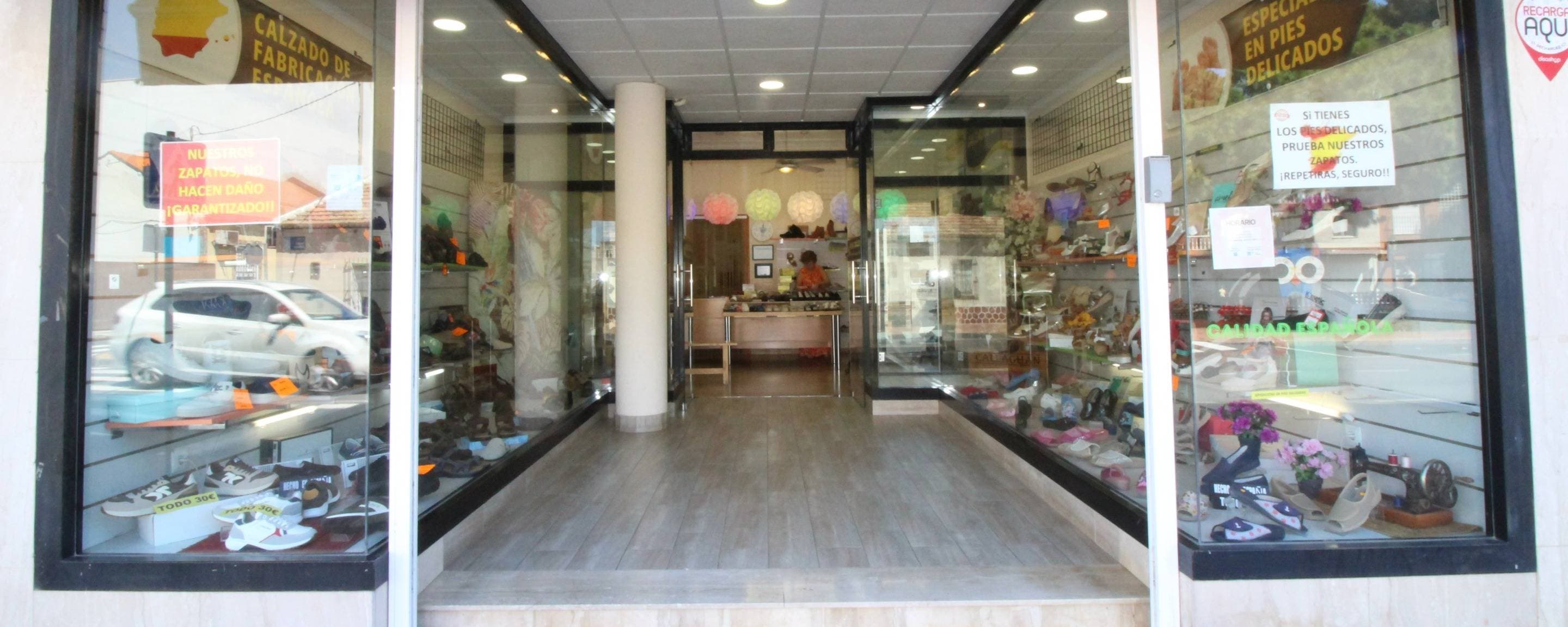 Commercial premises for sale of 130 m² located in one of the main streets of San Pedro del Pinatar, Murcia, an area of ​​high public affluence and great visibility, ideal for any type of business. - Characteristics of the premises: - Surface: 130 m² on the ground floor - Location: Located on the ground floor of a residential building, with constant potential clientele - Shop windows: It has two large shop windows, perfect for display and attracting customers - Distribution: It has a hall, warehouse and a spacious sales area - Condition: Currently in operation, ready to continue the activity or adapt to another business - Flexibility: It can be used for another commercial activity according to the needs of the buyer - Sale price: €125,000 An ideal investment in an area with a lot of pedestrian and vehicular traffic, perfect for entrepreneurs or investors looking for profitability and visibility. - More information and visits: Contact us to arrange a visit and find out all the details of this excellent commercial premises.