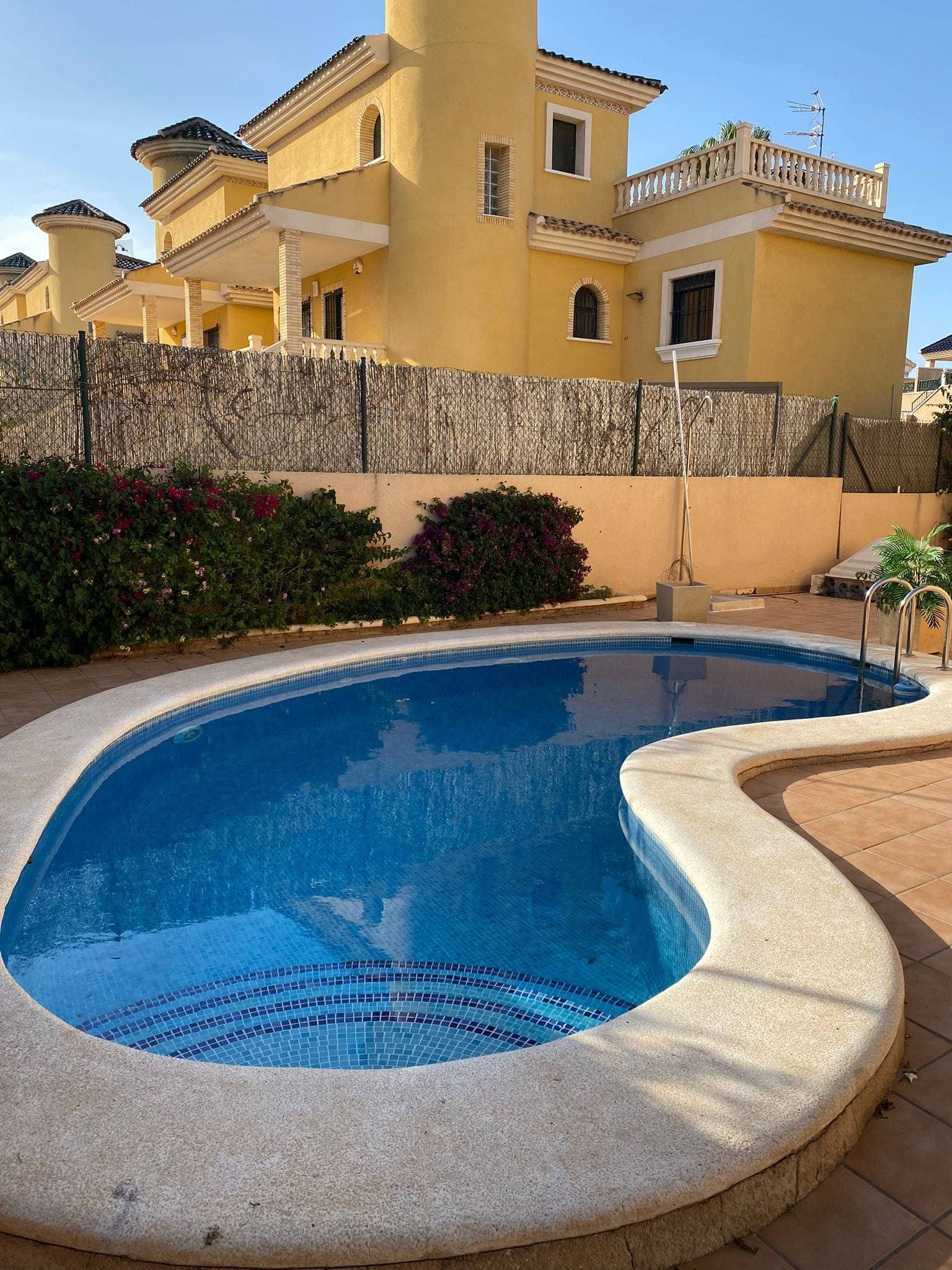 Discover this magnificent chalet in Orihuela Costa, located in the peaceful area of Villamartín-Las Filipinas. With 195 m² of built area and a 360 m² plot, this home offers all the space and comfort you need. ✨ Main features: ✔ 3 double bedrooms – Spacious and bright. ✔ 2 full bathrooms – Includes an en-suite bathroom. ✔ Fully equipped kitchen – With pantry and laundry room. ✔ Cozy living room – Tiled and parquet floors, wooden carpentry, and large windows. ✔ South-facing – Plenty of natural light all day long. 🏡 Extras that make a difference: ✅ Private pool – Relax in your own oasis. ✅ Solarium and terrace – Perfect for enjoying the sun. ✅ Garden and barbecue area – Ideal for outdoor gatherings. ✅ Built-in wardrobes – More storage and organization. ✅ Security door and 24h surveillance system – Safety and peace of mind. ✅ Parking included – For added convenience. 📍 Prime location: Located in a central area with access to all services: 🏬 Shopping centers | 🏥 Medical centers | 🏫 Schools | 🏌 Golf | 🏖 Coast | 🌳 Parks | 🛒 Supermarkets 💰 Community fees: €400/year. If you're looking for a move-in ready home in a privileged location with all the comforts, this chalet is for you! 🏡✨ 📞 Contact us for more information or to schedule a visit.