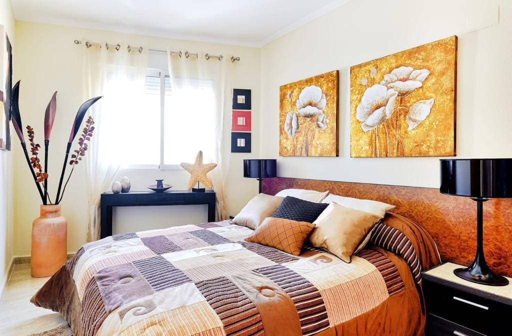 🏡 Apartment with Pool and Terrace in Altos de Campoamor – Orihuela Costa 🌊✨ 📍 Unbeatable location: Located in Altos de Campoamor, in Orihuela Costa, a quiet and well-connected area, surrounded by nature and all essential services. ✨ Property features: ✔️ 66 m² of surface area – Well-distributed and functional spaces. ✔️ 20 m² of living space – Spacious, comfortable, and with plenty of natural light. ✔️ 3 bedrooms – 2 doubles and 1 single, ideal for families or guests. ✔️ 2 full bathrooms – Modern and functional. ✔️ Fully equipped kitchen – Ready to use. ✔️ Property ready to move into – No renovations required. ✔️ Interior woodwork and single-layer glass flooring – Design and quality. ✔️ Southeast orientation – Natural light throughout the day. ✔️ Double-glazed exterior woodwork – Improved thermal and acoustic insulation. 🔹 Extras and amenities: ✅ Central air conditioning and pre-installed AC/DC. ✅ Built-in wardrobes – Space and organization. ✅ Elevator and PRM access – Comfort and accessibility. ✅ Communal pool and solarium – Relax and enjoy the good weather. ✅ Balcony and terrace – Ideal outdoor spaces to unwind. ✅ Laundry room – More convenience for everyday life. ✅ Fully furnished – Ready to move in! 🚀 Location and surroundings: 📍 A busy area, well connected and close to everything. 🚌 Public transport with stops nearby. 🌳 Surrounded by parks and green areas. 🏥 Close to hospitals and medical centers. 🏫 Close to schools and shopping centers. ⛳ Just minutes from golf courses and the coast. 🛍️ Supermarkets and shops nearby. 👨‍👩‍👧 Playgrounds ideal for the little ones. 💰 Community fees: only €65/month. ✨ An ideal home to enjoy the Orihuela Costa with all the amenities! 🌞🏡 📞 Contact us for more information or a viewing. 📩