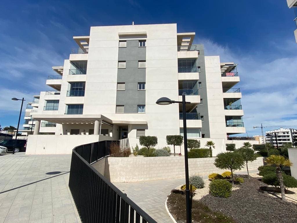 🏡 Duplex Penthouse with Solarium, Pool, and Sea Views in Villamartín – Orihuela Costa 🌊✨ 📍 Prime Location: Located in Villamartín, one of the most exclusive areas of Orihuela Costa, just 2.5 km from the beach, with easy access to all amenities, golf courses, and leisure areas. ✨ Home Features: ✔️ 95 m² of living space – Spacious, well-distributed spaces. ✔️ 19 m² of terrace – Perfect for enjoying the outdoors. ✔️ 2 bedrooms – 1 double and 1 single, ideal for families or guests. ✔️ 2 full bathrooms – Modern and functional. ✔️ Fully equipped kitchen – Ready for use. ✔️ Property ready to move into – No renovations required. ✔️ Interior woodwork and single-layer glass flooring – Elegant and modern design. ✔️ Southeast orientation – Natural light throughout the day. ✔️ Double-glazed exterior woodwork – Improved thermal and acoustic insulation. 🔹 Extras and amenities: ✅ Central air conditioning – Comfort in all seasons. ✅ Built-in wardrobes – More space and organization. ✅ Elevator – Convenience and accessibility. ✅ Community pool and solarium – Enjoy the sun and relax. ✅ Jacuzzi and gym – Wellness without leaving home. ✅ Barbecue and terrace – Ideal outdoor spaces for meetings. ✅ Balcony and corner unit – Greater light and ventilation. ✅ High ceilings – A feeling of spaciousness and elegance. ✅ Unobstructed views of the sea – Wake up to spectacular scenery. ✅ Fully furnished – Ready to move in! 🚀 Location and surroundings: 📍 A busy area, well connected and close to everything. 🚌 Public transportation with stops nearby. 🌳 Surrounded by parks and green areas. 🏥 Close to hospitals and medical centers. 🏫 Close to schools and shopping centers. ⛳ Just minutes from golf courses and the coast. 🛍️ Supermarkets and shops nearby. 👨‍👩‍👧 Playgrounds ideal for little ones. 💰 Community fees: only €70/month. ✨ A duplex penthouse with everything you need to enjoy the Orihuela Costa to the fullest! 🌞🏡 📞 Contact us for more information or a viewing. 📩