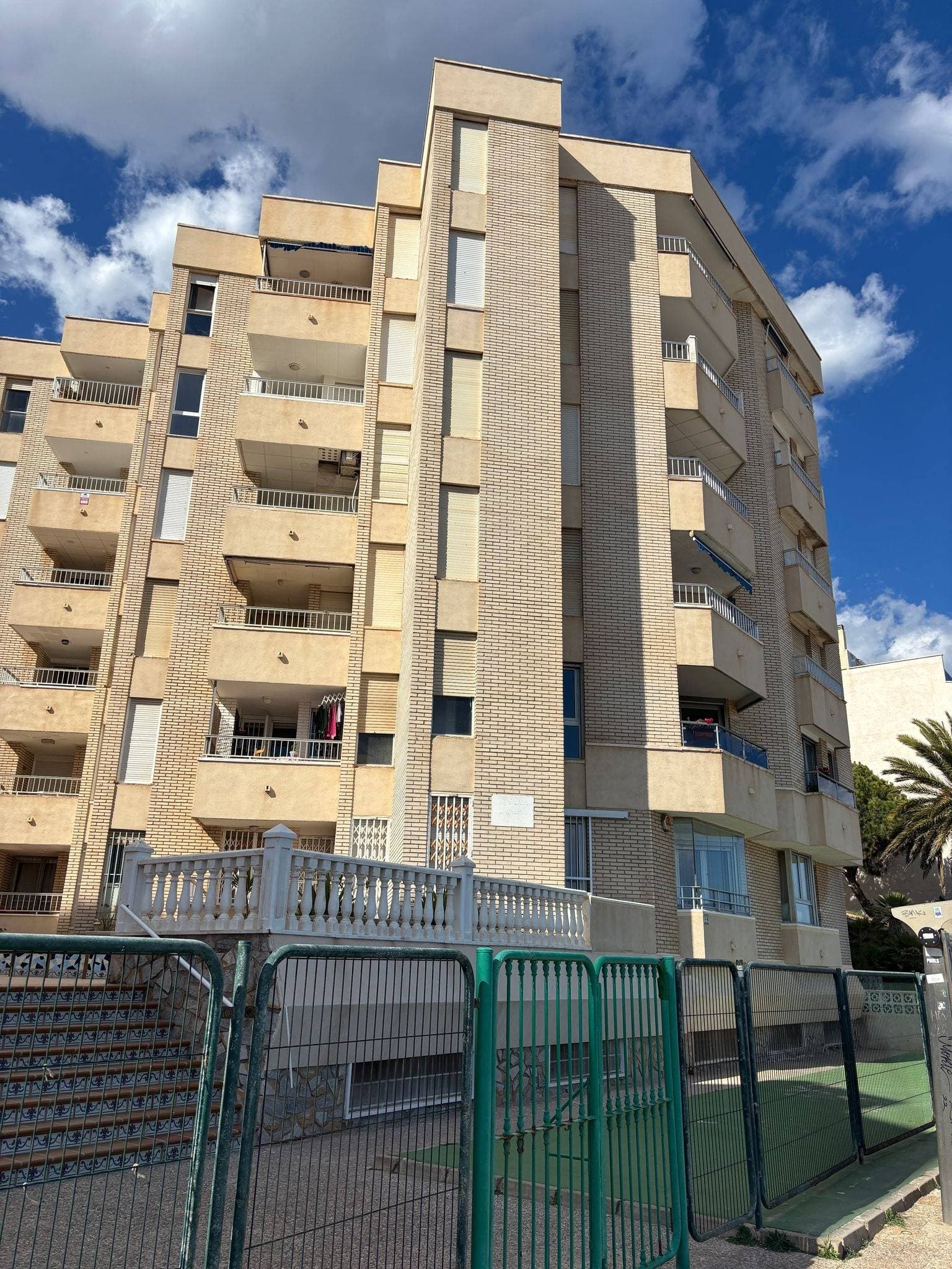 Located in the heart of Torrevieja, just 10 meters from the beach, this wonderful 110 m² apartment offers a comfortable and peaceful lifestyle. With 3 spacious double bedrooms and 2 bathrooms, the property is ready to move in, featuring a fully equipped kitchen and a southeast orientation that ensures plenty of natural light. Features and Extras: Air conditioning, fitted wardrobes, and elevator Balcony and terrace with unobstructed sea views Ideal location to enjoy the vibrant coastal life Just steps away from buses, parks, shopping centers, supermarkets, schools, and medical centers Included parking and children's play area in the urbanization This apartment is in an unbeatable location, with all services at your doorstep, perfect for those seeking to live by the sea and enjoy the comfort and quality of life Torrevieja has to offer. Sale Price: 280,000 € Don’t miss the opportunity to live in one of the most sought-after areas of Torrevieja! Contact us for more details.