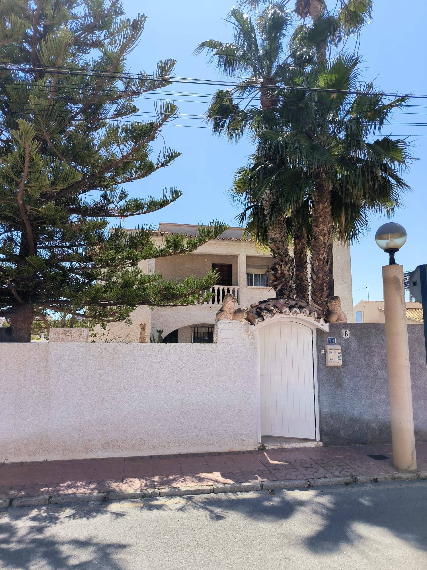 Stunning Semi-Detached House in Cabo Roig – Orihuela Costa Experience the Mediterranean at its finest! This magnificent semi-detached house in Cabo Roig, just 1 km from the beach, combines spaciousness, comfort, and a privileged location. 📐 Built Area: 200 m² 🌿 Private Plot: 405 m² 🛏 Bedrooms: 7 doubles 🛁 Bathrooms: 4 🧭 Orientation: Southwest The house is in good condition and ready to move into. It has a fully equipped kitchen, tiled and laminated floors, wooden exterior carpentry, and a thoughtful layout designed for the comfort of the entire family. 🏡 Highlights: Private pool Large garden and barbecue area Patio and sun terrace with unobstructed sea views Fireplace, high ceilings, and air conditioning with hot/cold pump Built-in wardrobes in all rooms Furniture included Storage room and parking space Charming balcony 📍Location and amenities: Surrounded by all amenities: 🚌 Bus stops – 🌳 Green areas – 🛍 Shopping centers – 🏥 Hospitals and medical centers – 🏫 Schools – ⛳ Golf courses – 🏖 Coast – 🧒 Children's areas A quiet residential area, yet well connected, ideal as a primary residence, second home, or investment for vacation rentals.