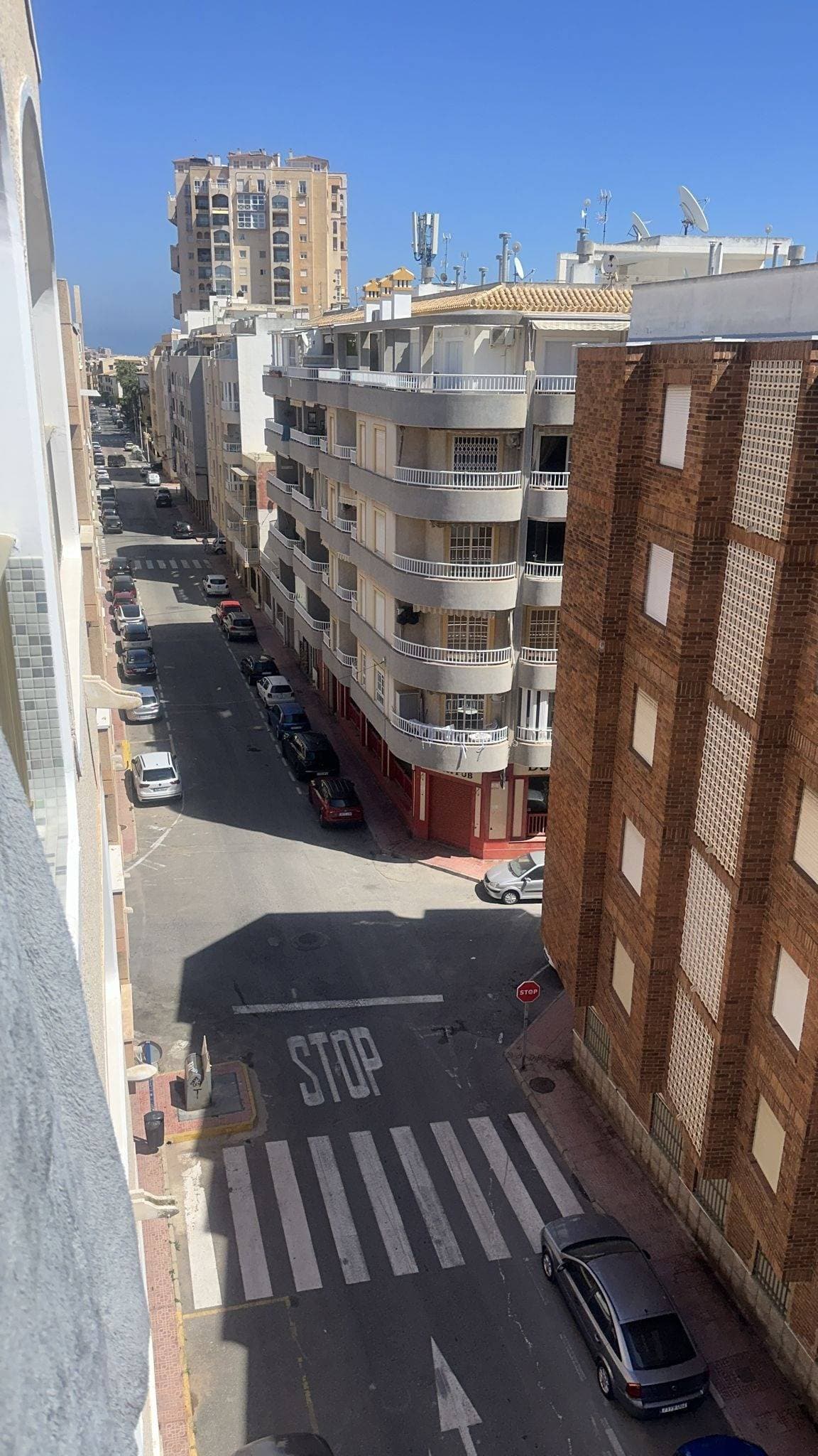 Exclusive Penthouse in the Heart of Torrevieja ✨We present this bright and spacious penthouse located in the heart of Torrevieja, just 1,000 meters from the sea. With an area of ​​89 m², this home is ready to move into and offers the perfect balance between comfort, location and quality of life. 🏡 Main features: 3 double bedrooms with built-in wardrobes 2 full bathrooms Fully equipped kitchen East orientation that guarantees natural light throughout the day Stoneware floors and high ceilings that provide spaciousness 🌟 Extras that make the difference: Air conditioning with hot-cold pump Elevator in the building Sold furnished and with television included Ideal terrace to enjoy the Mediterranean climate Water, electricity and all services ready for your comfort 📍 Unbeatable location: Surrounded by all services: buses, schools, shopping and medical centers, hospitals, parks, green areas, golf courses and a step away from the coast. Ideal for both primary residence and second home or investment.