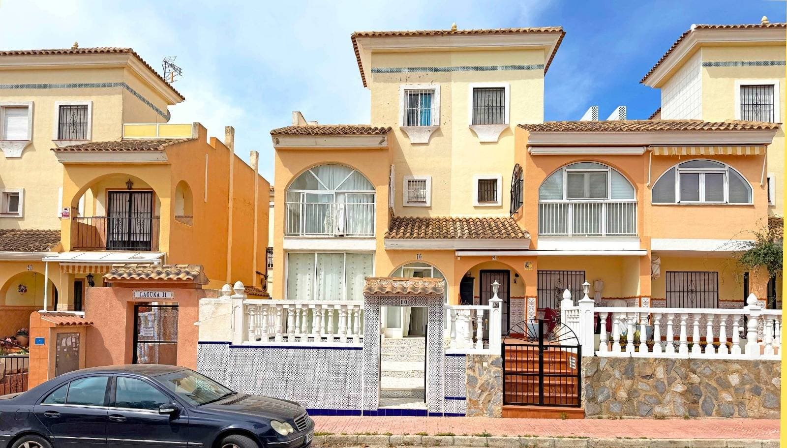 Duplex 2 km from Playa Flamenca – Orihuela Costa 🌴We present this wonderful duplex home located in the coveted area of ​​Playa Flamenca, in Orihuela Costa. With an area of ​​98 m², this property stands out for its excellent state of conservation and a distribution designed for comfort and functionality.✨ Main features:✔️ 3 large double bedrooms✔️ 2 full bathrooms✔️ Fully equipped kitchen✔️ Southwest orientation - enjoy the sun all day✔️ Stoneware floors, wooden exterior carpentry and double glazing🛠️ Ready to move into - you just need to bring your suitcases.🌟 Extras that make the difference:• Air conditioning• Built-in wardrobes• Patio and pergola to enjoy the outdoors• Private glazed solarium terrace• Communal pool• Quiet urbanization with garden areas📍 Privileged location:Surrounded by all services: buses, shopping centers, schools, hospitals, golf courses, parks, children's areas and a step away from the sea 🌊. Ideal for year-round living or for a coastal vacation. Don't miss this opportunity to live in one of the most sought-after areas of the Mediterranean!