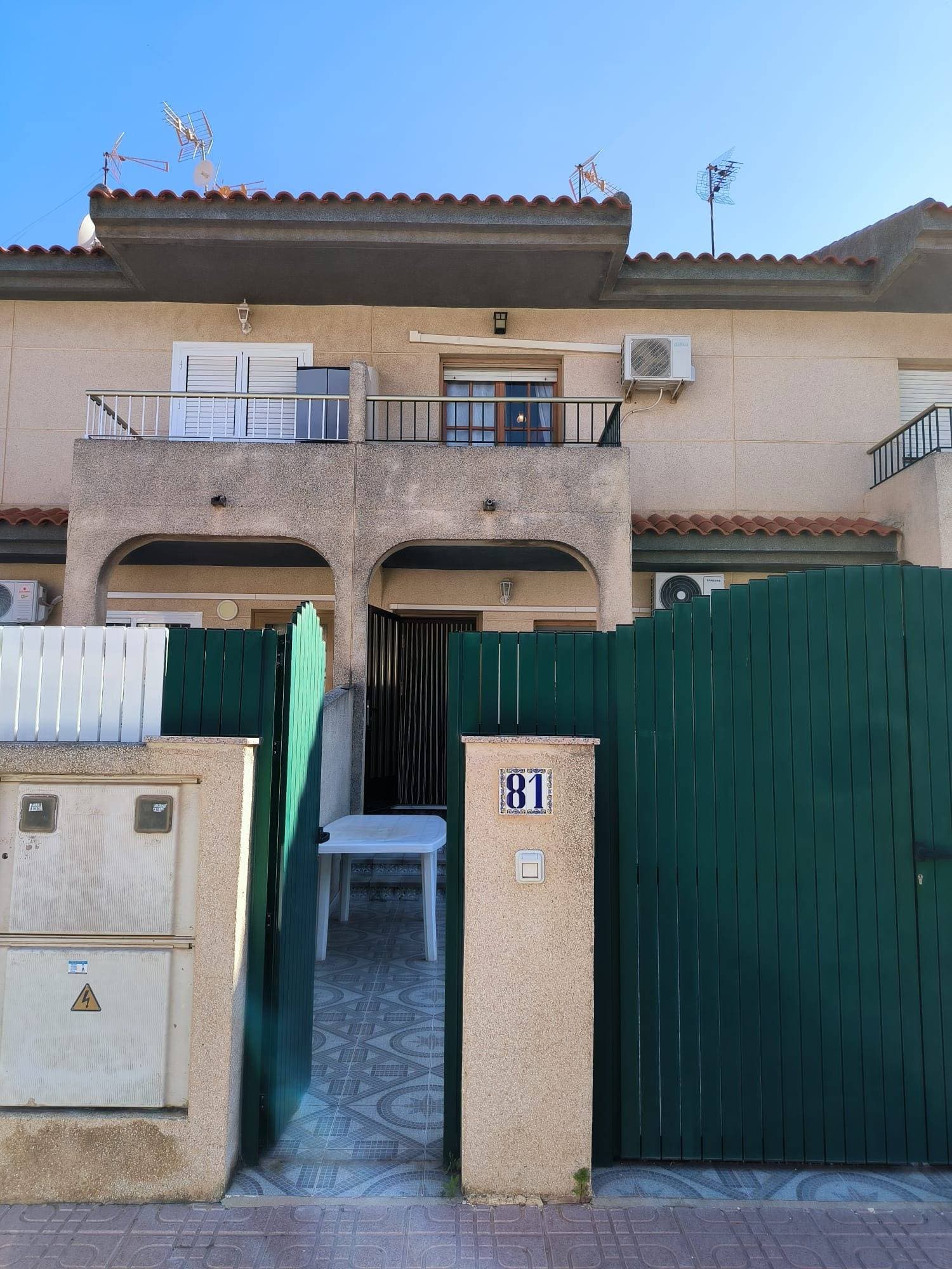 Duplex in Santiago de la Ribera – Ready to move in!We present this cozy duplex house in one of the best areas of Santiago de la Ribera, ideal for those looking for comfort, location and quality of life near the sea.✨ Main features:🏠 Constructed area: 80 m²🛏 3 spacious bedrooms🛁 2 full bathrooms🍽 Equipped kitchen🧱 Stoneware floors🌞 Southeast orientation – guaranteed light🪟 Charming wooden exterior carpentry🛋 Furnished and equipped home, ready to move into. Includes air conditioning, built-in wardrobes, balcony, perfect terrace for your relaxing moments, storage room and much more.🌿 Ideal environment, surrounded by all services:🚍 Buses · 🌳 Green areas · 🛍 Shopping centers · 🏥 Hospitals · 🏫 Schools⛱ Just a step away from the coast · 🏌️‍♂️ Golf courses · 👨‍👩‍👧‍👦 Children's areasA perfect opportunity both as a permanent residence or to enjoy a holiday by the sea.📞 Contact us and come see it! Your new home on the coast is waiting for you.