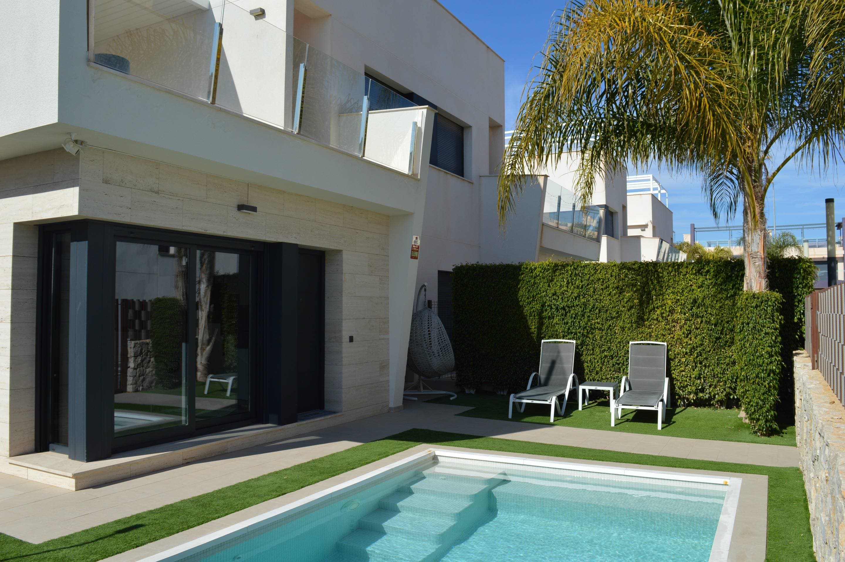 Beautiful Duplex Just 150m from the Beach in Pilar de la Horadada. We present this spectacular duplex home located in one of the best areas of Pilar de la Horadada, just 150 meters from the sea. With a constructed area of ​​108 m² on a 136 m² plot, this property stands out for its brightness, functional design, and excellent quality. The home has 3 large double bedrooms and 2 full bathrooms. It comes fully furnished and ready to move into. The kitchen is fully equipped, and the interior woodwork is made of white lacquered wood, lending elegance and freshness to the spaces. The southeast orientation guarantees natural light throughout the day. Outstanding features: Stoneware floors Double-glazed exterior carpentry Central and split air conditioning Central heating Built-in wardrobes Private garden Patio with pergola Private pool Terrace with sea views High ceilings Unbeatable surroundings: Located close to all amenities: bus stops, shopping centers, schools, medical centers, hospitals, parks, supermarkets, children's areas, golf courses and surrounded by nature and tranquility. Community fees: only €200/year. A unique opportunity to enjoy the Costa Blanca in all the comforts. Come visit and fall in love!