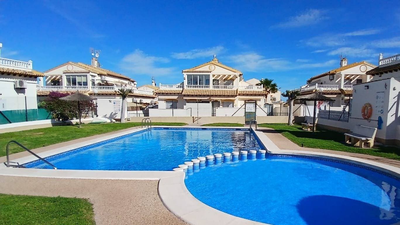 Just 150 meters from the sea, this charming duplex house awaits you, a home designed to enjoy the sun, the sea breeze, and the tranquility of the Costa Blanca. With 108 m² built on a 136 m² plot, this home combines comfort, style, and functionality. It has 3 double bedrooms, 2 full bathrooms, a fully equipped kitchen, and a cozy layout that invites you to rest and enjoy. Its southeast orientation fills every corner with natural light, while details such as the high ceilings, white lacquered carpentry, and stoneware floors provide elegance and freshness. 🌿 Enjoy your best moments at home: Private garden Terrace with sea views Patio with pergola Private pool Air conditioning and central heating Built-in wardrobes Sold furnished, ready to move in 🛍️ Privileged environment: A few steps from supermarkets, schools, medical centers, green areas, golf courses, and all services. Well connected and surrounded by nature. 📌 Community fees: only €200/year. A jewel by the sea that has it all: location, comfort, style, and quality of life. Come and discover your new home. 🌊✨ Duplex in
