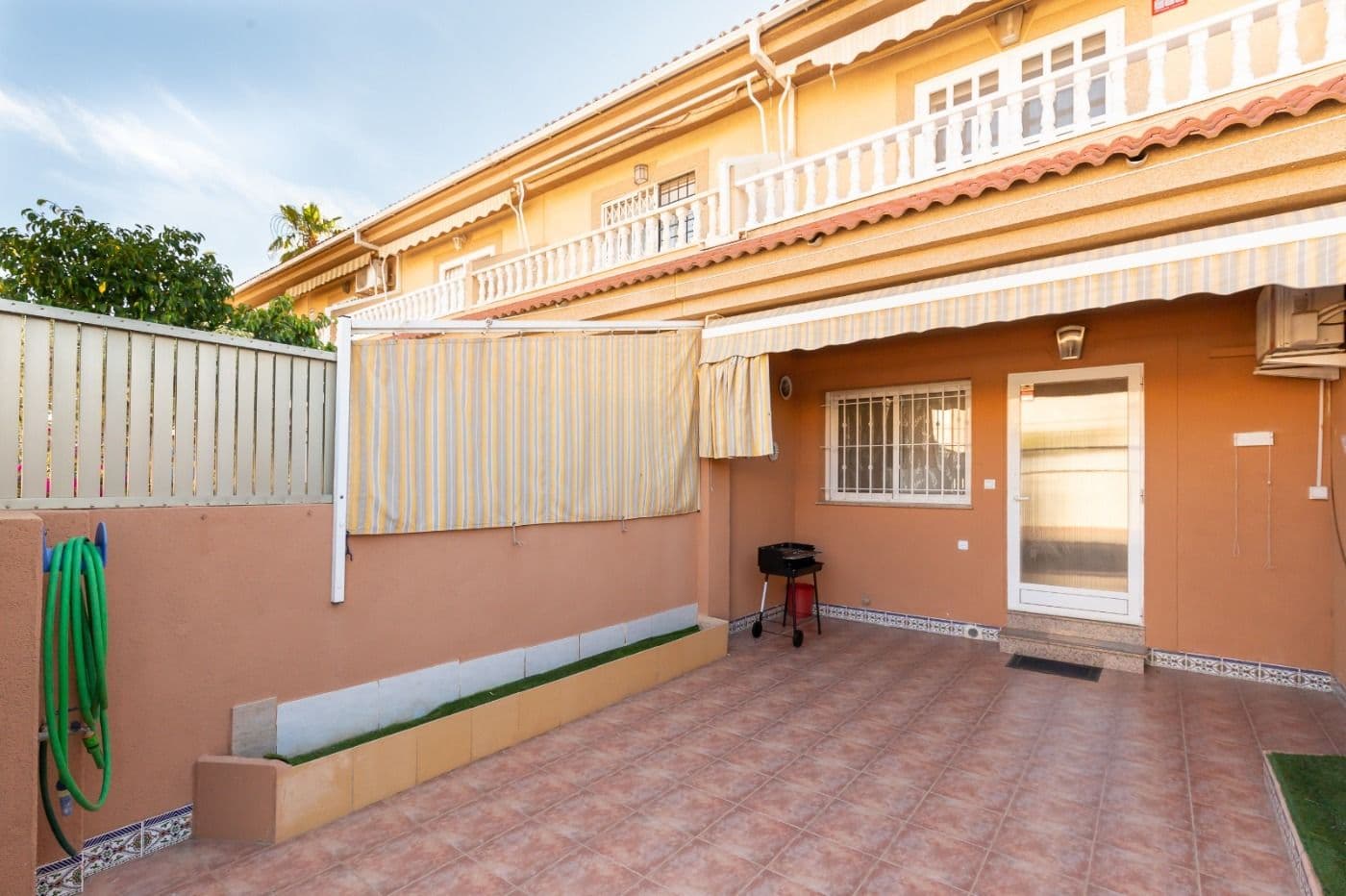 Just 500 meters from the beach, in the sought-after area of Playa de Santiago de la Ribera, you'll find this beautiful terraced house ready to move into. With a built area of 88 m², this home offers the perfect balance of comfort, style, and location. It features three spacious double bedrooms and two full bathrooms — ideal for families or those who need extra space to work from home or host guests. The fully equipped kitchen blends seamlessly into a functional living space, with carefully selected details and quality finishes such as wooden interior carpentry, porcelain tile floors, and PVC/climalit windows for excellent insulation and comfort. Facing east, the house is especially bright, with large rooms that receive morning sun and create a warm and welcoming atmosphere. Among its many extras are air conditioning, built-in wardrobes, high ceilings, skylights, installed TV, a terrace, balcony, and a lovely patio for enjoying the outdoors. A private garage is also included, adding even more value and convenience. Located in a central and well-connected area, surrounded by all kinds of services: supermarkets, shopping centers, schools, hospitals, universities, green areas, and playgrounds. Just a short walk from the sea, with nearby bus stops and a peaceful, natural environment, this property is perfect both for year-round living and as a second home. Enjoy open views, pleasant surroundings, and the privilege of living just minutes from the Mediterranean. A unique opportunity to invest in quality of life. Come and see it—you’ll fall in love!