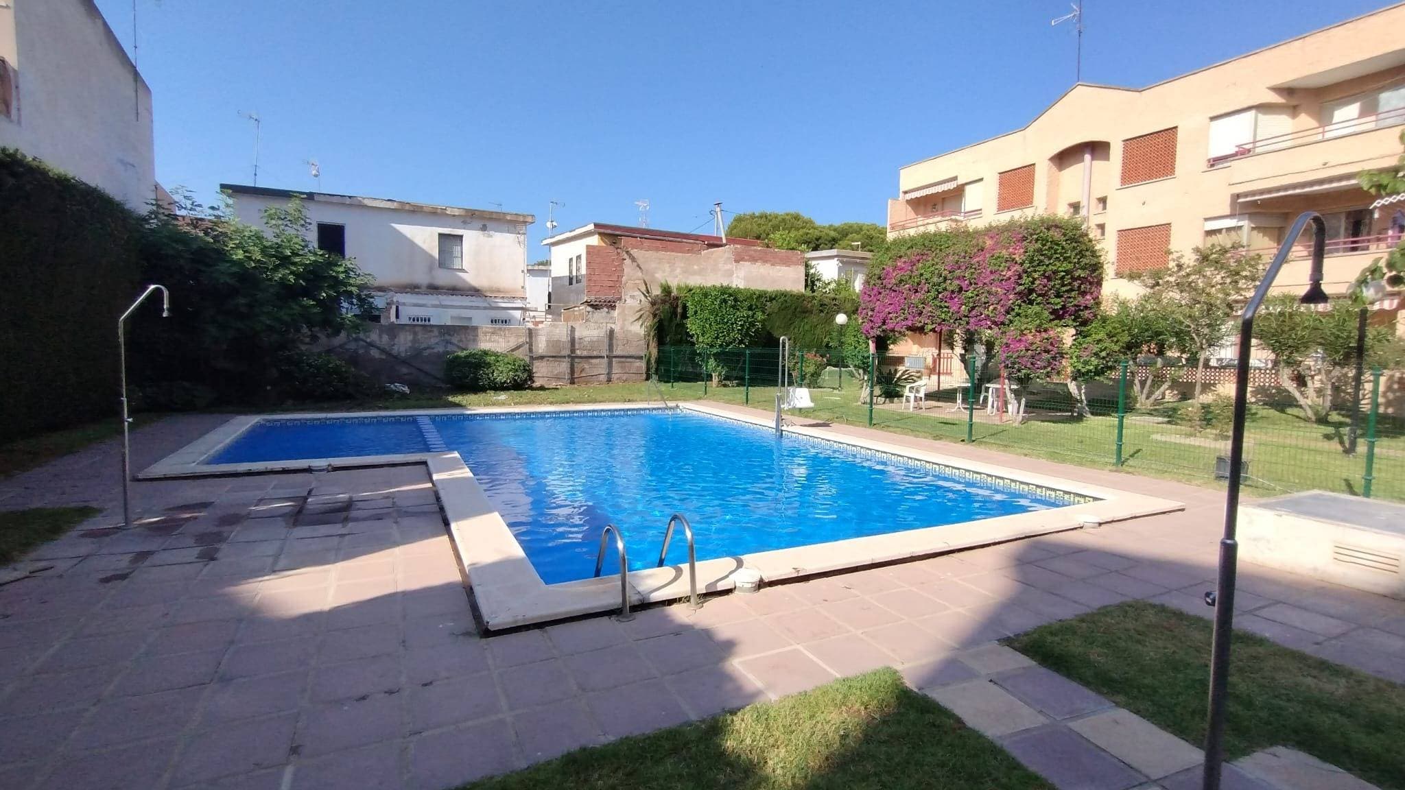 Beautiful renovated apartment for sale on the first floor with elevator — ideal as a permanent residence or as a holiday home by the sea. Located in a privileged area, just 400 meters from Villananitos Beach and surrounded by all essential services: pharmacy, supermarkets, restaurants, and the marina, this property offers everything you need to live comfortably and with quality of life. The apartment has 67 m² of built area, smartly distributed across two spacious bedrooms, a full bathroom, and a bright living room with two separate areas, perfect for relaxing or spending time with family and friends. The kitchen is fully equipped with brand-new appliances and ready to move into. It also features electric heating and air conditioning, ensuring comfort throughout the year. A parking space is included in the price, along with a storage room and a pleasant balcony to enjoy the outdoors. The residential complex offers a communal garden and swimming pool, ideal for both children and adults. Sold fully furnished, ready to move in. Don't miss out on this excellent opportunity in one of the most sought-after areas of the Mar Menor. Contact us and come see it!