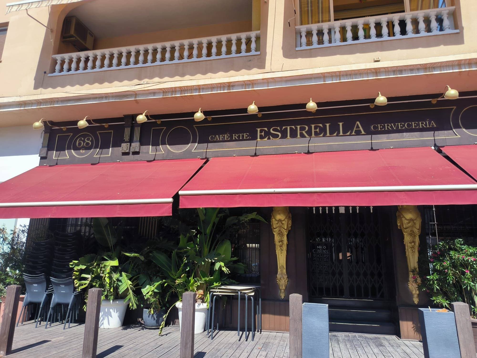 Unique opportunity! An established restaurant for sale in San Pedro del Pinatar, an establishment with over 35 years of operation and a solid customer base. 🍽️ This establishment is fully equipped, including a smoke extractor and an alcohol license 🍷. Strategically located in the city center just 1000 meters from the beach 🏖️ on a busy pedestrian street, ensuring visibility and constant traffic. The price also includes a cozy adjoining home with two bedrooms 🌙 and a full bathroom 🚿. In addition, items such as alcohol and soft drinks, among other products necessary to continue operating smoothly, will be included 💼✨ Don't miss this exceptional opportunity to invest or start your own gastronomic business!