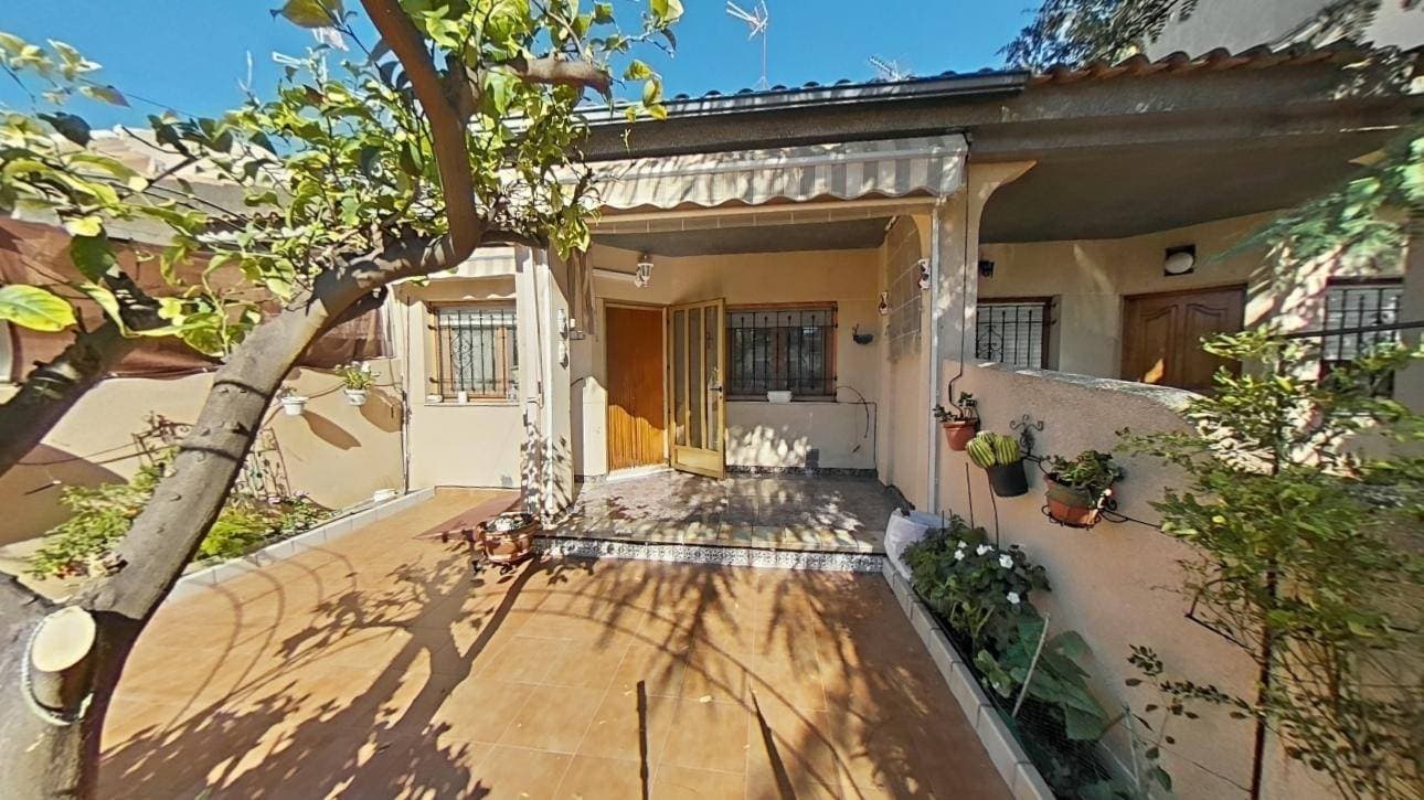 Discover this delightful townhouse located in the sought-after area of ​​Santiago de la Ribera. Priced at an attractive €150,000, this property is ideal for those seeking tranquility and comfort just 800 meters from the sea. The 62 m² of living space is cleverly distributed into two double bedrooms, creating a welcoming and bright atmosphere thanks to their well-designed exterior layout. It also features a full bathroom and an additional toilet for added convenience. The property is perfectly complemented by front and back patios, ideal for enjoying the outdoors or entertaining guests. A private parking space is also included, adding to the property's value and convenience given its coastal location. Its well-maintained condition allows for immediate move-in without the need for renovations. Strategically located near easy access to the AP7 motorway, you'll have quick connections to other nearby towns while enjoying the wonders of the Murcian coastline every day.