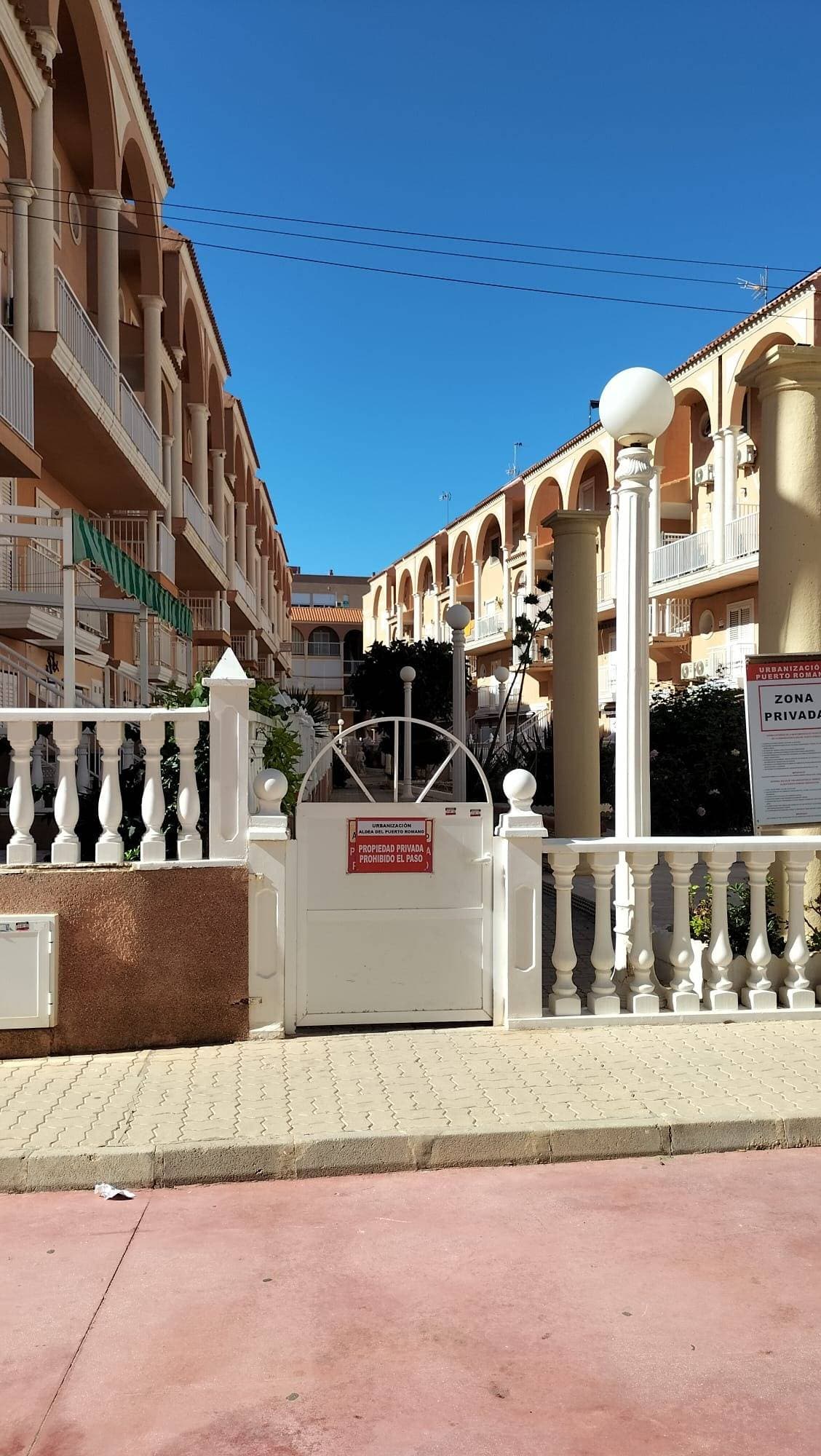 Discover this charming penthouse located in the picturesque village of La Mata, Torrevieja. Priced at an attractive €170,000, this property boasts a built area of ​​45 m² and a usable area of ​​40 m², making it an ideal space to soak up the Mediterranean sun. 🌞 With its southeast orientation and just 50 meters from the sea 🏖️, you can enjoy exceptional views from your home. This cozy penthouse features a double bedroom, perfect for relaxing after a busy day. The property is ready to move into 🚪✨ and offers additional amenities such as a communal swimming pool 🏊‍♀️ and nearby facilities: buses 🍃, shopping centers 🛍️, schools 🎓, and children's play areas 👶🏼. Furthermore, you'll be surrounded by lush trees that add a refreshing atmosphere. Don't miss this unique opportunity to own this wonderful property where every morning will be special thanks to its incredible views! 📅