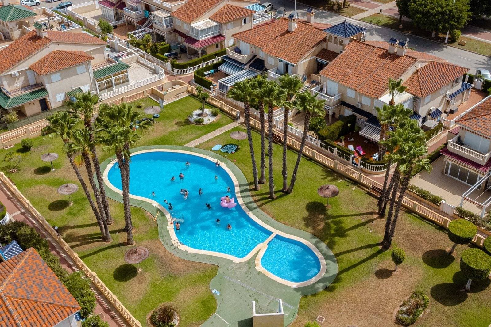 Discover this charming penthouse located in the prestigious La Zenia area of ​​Orihuela Costa. Priced at an attractive €170,000, this property boasts a constructed area of ​​52 m² and a usable area of ​​45 m², offering the ideal space to enjoy the Mediterranean lifestyle 🌊. The property is move-in ready thanks to its excellent condition 🏠. Its southeast orientation guarantees natural light throughout the day ☀️. The penthouse features a cozy double bedroom and a full bathroom 🚿. Enjoy the outdoors from your private terrace, perfect for relaxing or sharing unforgettable moments with friends and family 🍹. The complex offers exceptional amenities such as a communal swimming pool 💦, children's play areas 🎈, and green spaces surrounded by trees 🌳 that invite leisure. Plus, you'll be close to the sea (just 800 meters away) 👣 and have quick access to local buses 🚍 and shopping centers 🛒, providing great daily convenience. Schools and medical facilities are also nearby ⚕️, and the views are simply spectacular! Don't miss this unique opportunity 📞; this beautiful penthouse could be your new home!