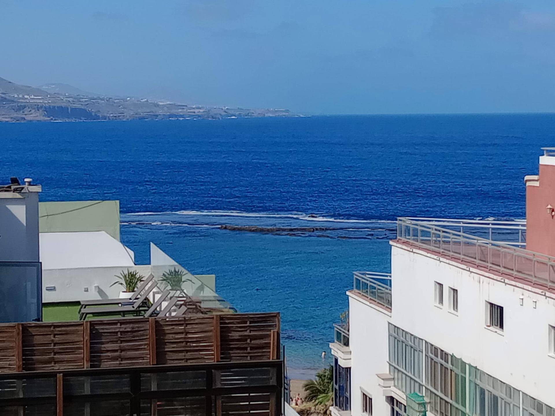 🏝️ EXCLUSIVE : Las Palmas de Gran Canaria 🏝️ 🌟 Are you looking for an exceptional location with breathtaking views of Las Canteras and the sea? Do not look any further ! �🏡  We are proud to present these 2 new penthouse apartments located on Alfredo L. Jones Street, just 40 meters from Paseo de las Canteras. These architectural jewels offer an incomparable living experience, combining modern comfort and breathtaking panorama. 🏖️🔑  Key Features:Apartment 1: 43 m2 with a balcony and super solarium with wonderful views, including 1 bedroom.Apartment 2: 47 m2 with a balcony and super solarium with wonderful views, also with 1 bedroom bedroom.✨  Possibility of customizing high quality finishes according to your preferences. You can also consider merging the two apartments to create an even larger and more luxurious space in your image.  💫💰 Competitive prices: €369,940 for apartment 1 and €401,740 for apartment 2.🏢 Direct with the developer, with progressive payments depending on the progress of the work for delivery October 2024. 🌆 Located in the lively Santa Catalina neighborhood, you will have everything at your doorstep. Explore the streets lined with elegant boutiques, enjoy the culinary delights of local restaurants, and immerse yourself in the vibrant nightlife until the wee hours of the morning. By day, let yourself be seduced by the thrilling energy of this dynamic neighborhood. 🌞 📞 Contact us today to seize this exclusive opportunity! A sophisticated lifestyle awaits you in Las Palmas de Gran Canaria. 🌴 🎥in video 👉 https:--youtu.be-0J14884Cu8g?si=eRJlzg9oRXb06kTu🔑 **Don't miss this unique opportunity! Contact us for an exclusive visit and let yourself be seduced by this exceptional penthouse!📞 ✨ Telephone: 33 6 69 11 01 85