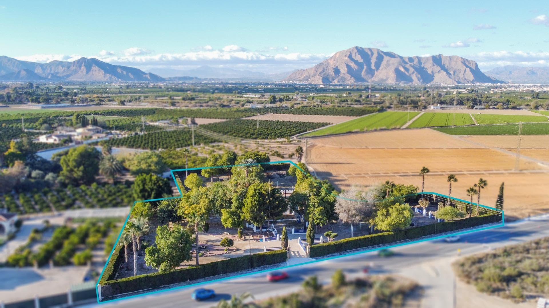 With a plot of 7,334 m² and a main house of 277 m², this house/chalet offers the perfect setting for multiple uses: family home, animal farm, recreational property, caravanning, rural leisure... a blank canvas ready to be developed. Here is everything you need to know about the property: Built in 1987 and later renovated in a rustic style. A 45 m² living room, spacious, bright, and perfect as the heart of the home. 4 double bedrooms with good sizes. 2 bathrooms, one of them full. Independent kitchen of 19 m². Fully exterior. Three entrances: front, rear, and side. The property also includes a basement or garage offering many possibilities. Main orientation: Southeast. The exterior of the property showcases its full charm: Fully fenced plot surrounded by cypress trees, ensuring privacy and security. Covered reservoir intended for irrigation, ideal for tree maintenance and cultivation. Covered outdoor barbecue area, perfect for gatherings and events. Front garden area, with paths and well-maintained corners that provide character and serenity. Covered area for parking vehicles comfortably. Main gate with automatic motor, facilitating easy access. At the rear, a large flat space with pines, the most open and versatile area of the land, ideal for expanding facilities, creating a recreational area, stables, or an investor’s project. Don't miss this unique opportunity to own a piece of paradise. Contact us to schedule a visit. Legal Notice: This advertisement is non-binding and may contain typographical errors. It is shown for informational purposes only and is not contractual. The purchase price of this offer does not include applicable taxes according to the legislation. The final terms will be confirmed by the agency prior to purchase and will be reflected in the reservation document. Our agents will be happy to answer any questions related to this publication.