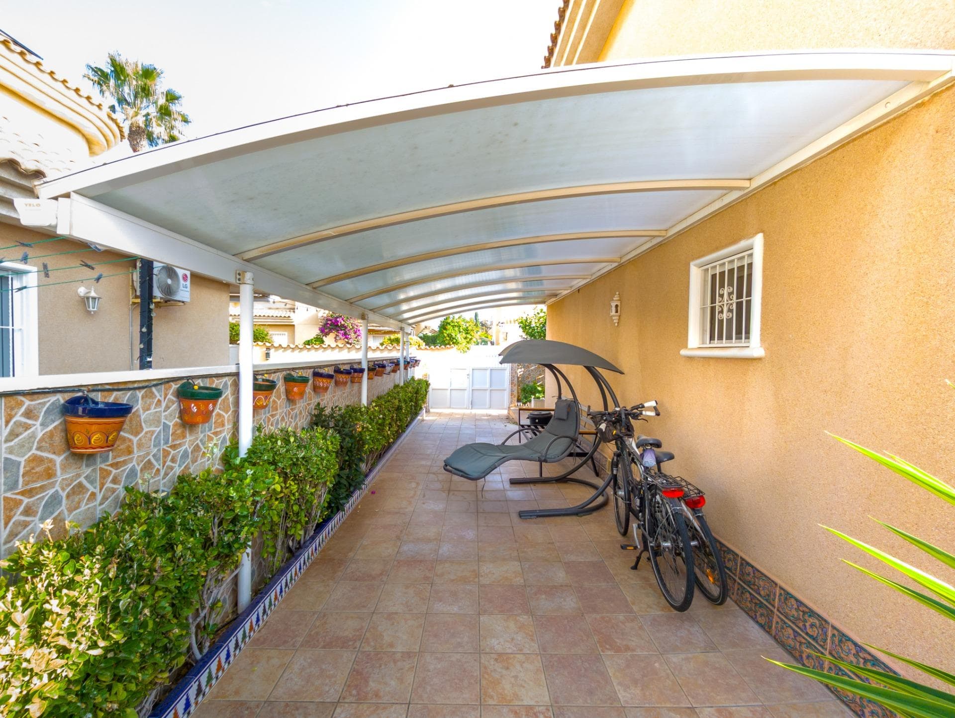 I present to you this independent two-story villa with a private garden, located in a quiet residential complex in Punta Prima, Orihuela Costa—one of the most sought-after areas on the Costa Blanca. Nestled in a highly valued residential zone, it offers the chance to fully enjoy the Mediterranean climate in peace, while embracing an active and healthy lifestyle. The property is just 5 minutes from the beach and only 3 minutes by car from the La Zenia Boulevard shopping center. Upon entering, you’ll find a beautifully landscaped, well-maintained garden with a relaxation area, as well as private on-plot parking. Inside, the home features a spacious, recently renovated living room and a separate, fully equipped kitchen adjacent to the utility/laundry area—ideal for efficient household organization. It includes 3 furnished bedrooms and 2 modern, renovated bathrooms equipped with underfloor heating. Additionally, there is a large, bright 20 m² terrace offering unobstructed views. The villa is situated in a peaceful, well-connected residential complex in Punta Prima, Orihuela Costa, which features a communal swimming pool and dedicated parking spaces.