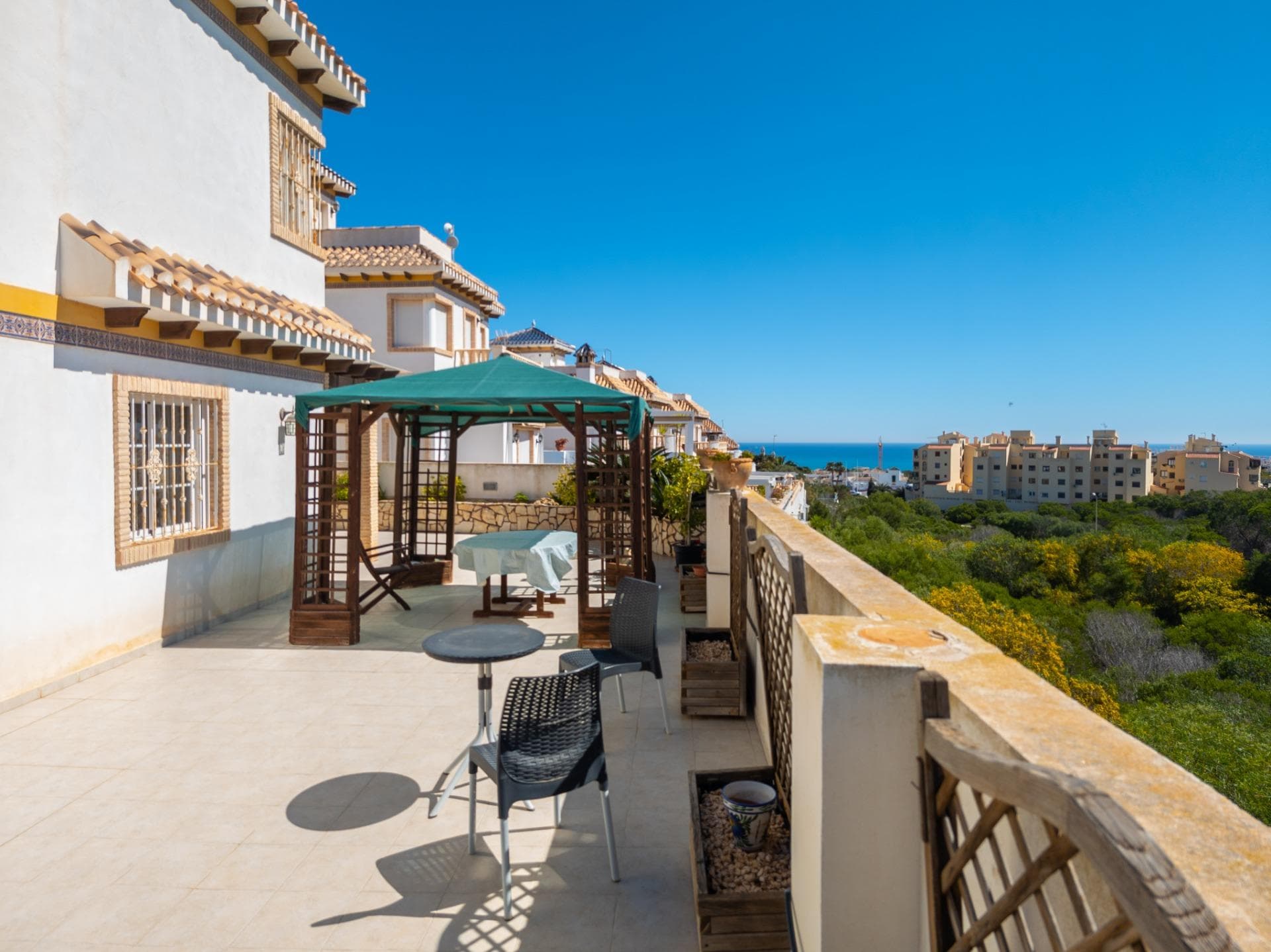 I present this wonderful detached villa in La Mata, one of the most sought-after areas of the Costa Blanca. It is located just 600m from La Mata beach, with beautiful open views of the Mediterranean Sea. The property offers a constructed area of ​​97m², spread over two floors and a solarium on the third floor. It has 3 bedrooms, 2 bathrooms, and a bright terrace, which provides plenty of light to the interior of the house. It has an 80m² basement that could be converted into a habitable space. It also has a 60m² closed garage located in the basement. The house is delivered fully furnished and ready to move into. It has a well-maintained garden of approximately 500m², perfect for outdoor leisure time. Thanks to its south-facing orientation, the villa enjoys excellent natural light throughout the day. The home is located in a residential area, in a strategic location with all services within easy reach: supermarkets, schools, shops, banks, and restaurants. Everything you need is just a stone's throw away. All the amenities to offer you an unparalleled quality of life in one of the most sought-after areas of the Costa Blanca. Don't wait any longer! Come and visit!
