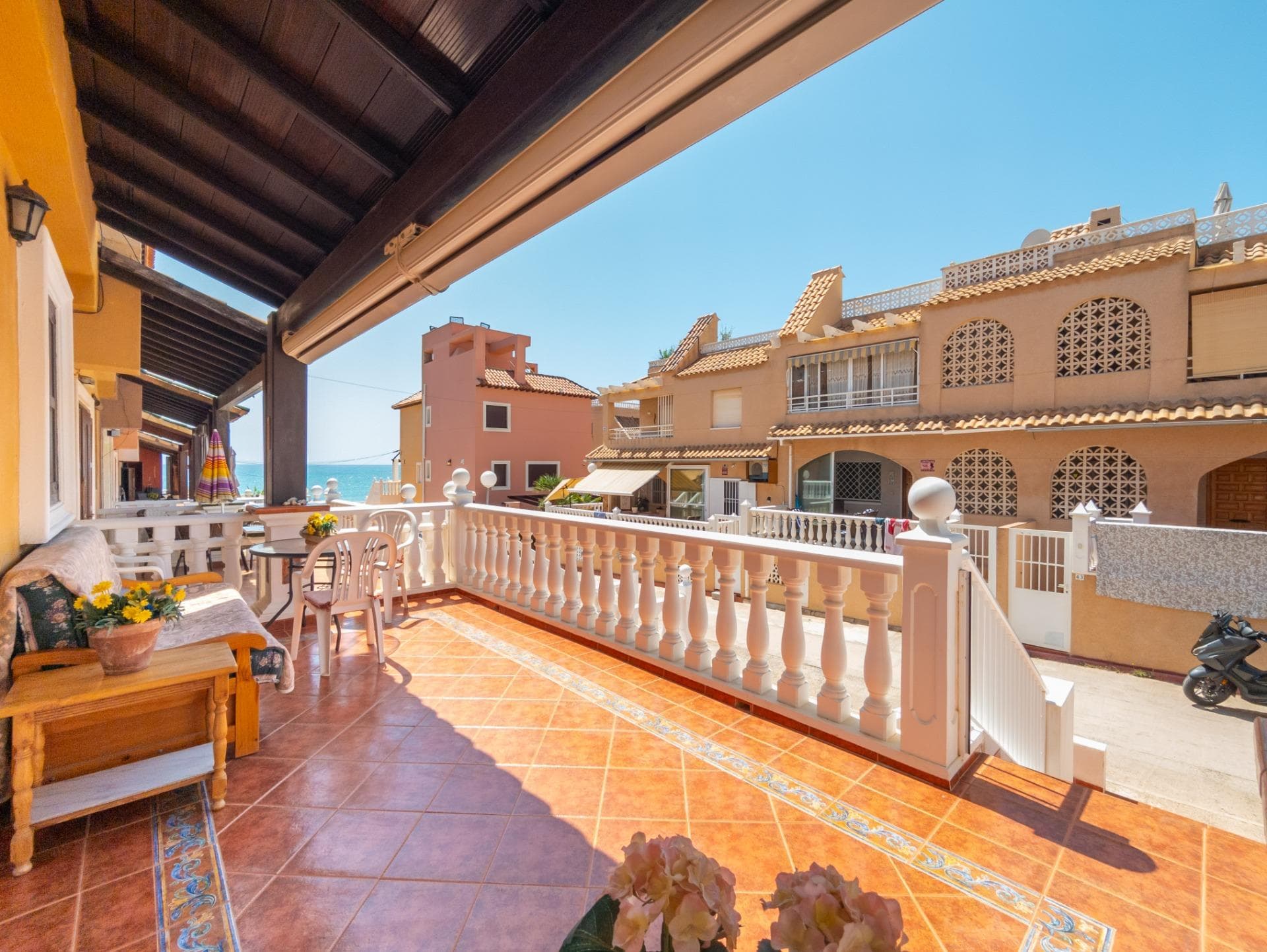 I present this townhouse with sea views! It is located in Cabo Cervera, Torrevieja. It is located just 30m from the sea.Torrevieja is a coastal city located on the Costa Blanca. It is a tourist area, known for its multitude of beaches and sunny climate. The house offers 136 m2 of built area. It has a furnished living-dining room, a separate fitted kitchen equipped with appliances, and 3 bedrooms and 3 bathrooms. It has a large south-facing terrace, perfect for sunbathing or relaxing in the evenings outdoors. A solarium offers beautiful views of the Mediterranean Sea. It also has a perfect storage room for organization. Another extra is the closed garage located in the basement. Its location is very convenient, very close to the beach, necessary services, and entertainment venues. Everything is within easy reach. Torrevieja is a coastal city on the Costa Blanca. It is a popular holiday and long-term rental that grows every year. New schools, sports centers, new infrastructure, and new complexes are being built. But it also offers beach tourism year-round, thanks to its wonderfully warm climate. It's a peaceful place for both permanent residence and investment.