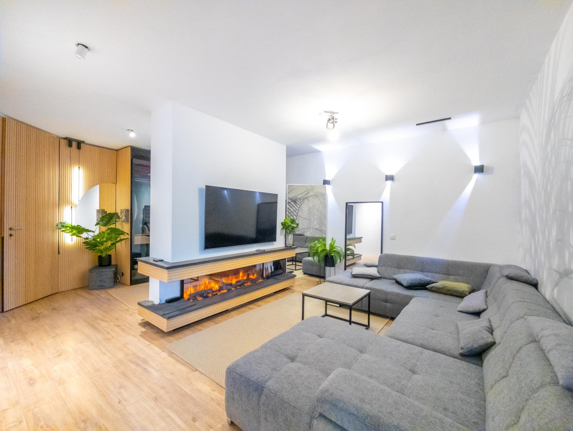 I present this renovated detached villa with a huge garden and a saltwater pool. The garden has a 1050m2 plot. It is located in the Chaparral area of Torrevieja. This detached villa has been completely renovated. The entire house has underfloor heating. Each room has air conditioning. It also has 24 solar panels installed. What stands out about this villa is its large 1050m2 garden. A beautiful, well-maintained garden with a private saltwater pool. That's not all: there is a wooden summer house in the garden with a kitchen and a veranda. There is also parking on the plot for 4 spaces. The house offers 163m2 of built-up area, spread over two floors. At the entrance, we find a hall. It has a spacious and modern living room next to the furnished dining room, also featuring a radiant fireplace. A separate kitchen with a modern style in dark tones is fully equipped. It has 3 bedrooms with built-in wardrobes and 2 modern bathrooms. It has a room designated as a dressing room. It also has a storage room, perfect for keeping the house tidy. It also has a 20m2 terrace with beautiful views of the garden. The Chaparral area is a residential area with large gardens and well-kept green spaces that create a peaceful and exclusive atmosphere. It offers beautiful views and easy access to services and infrastructure. It is located very close to the AP-7 motorway, allowing quick access to Alicante, Murcia, and other areas of the Costa Blanca. It is a quiet area, ideal for those seeking tranquility without being far from services.
