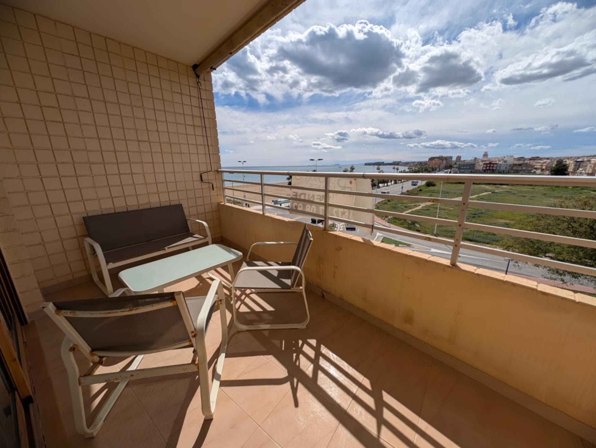 Live in front of the sea! 🌊 We present you a beautiful flat with 2 bedrooms and 1 bathroom, with 67 useful square meters, in an unbeatable location. This home offers a spectacular terrace of 8 square meters where you can enjoy frontal sea views, the perfect place to relax and live the magic of the Mediterranean every day. Sold partially furnished, allowing you to customize it to your own style with ease. Ideal both for your permanent residence or to enjoy a holiday by the sea. Don't miss this unique opportunity to have your own seaside retreat! 🌅 Contact us and arrange your visit today, paradise awaits you!