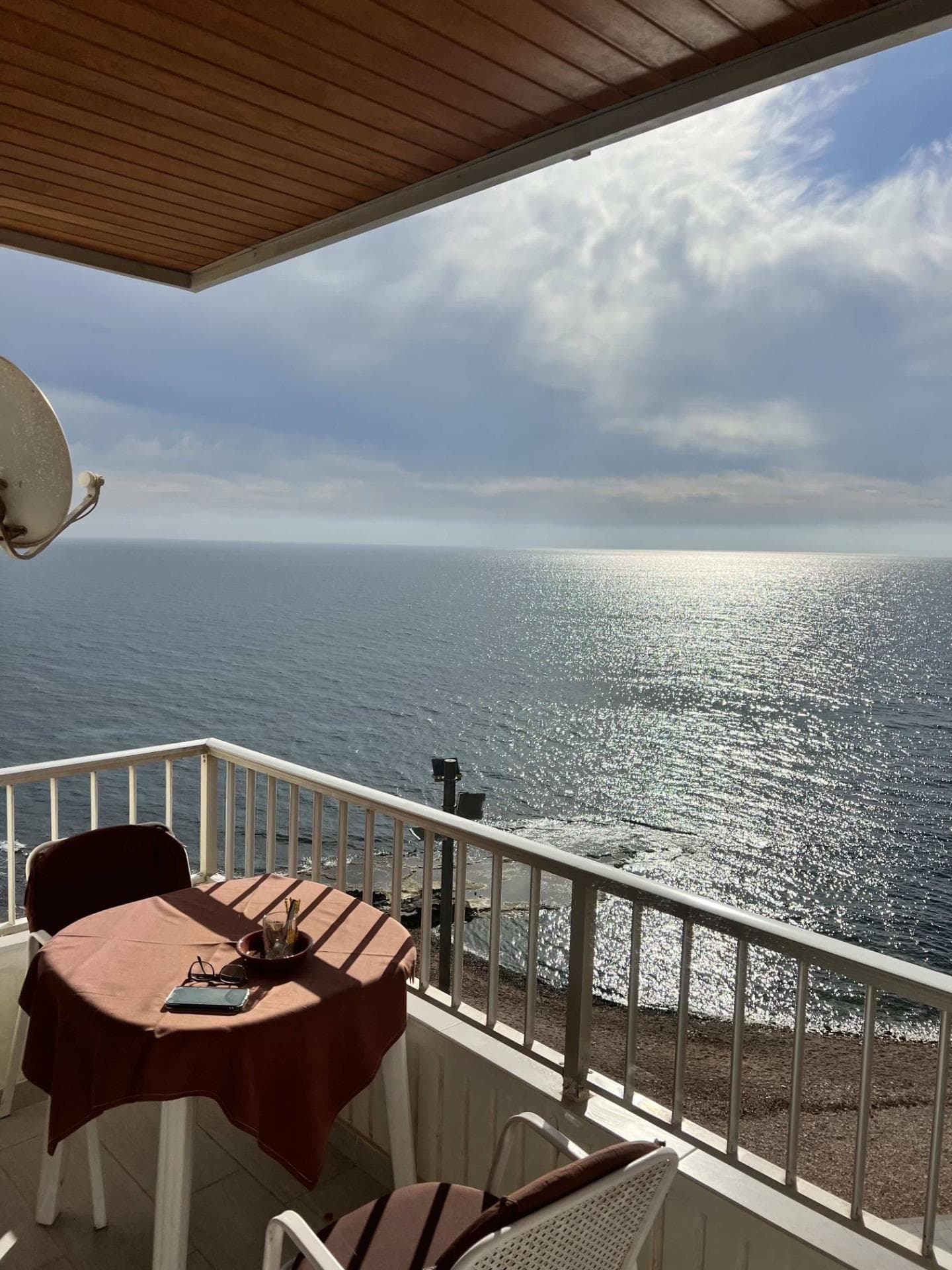 The apartment has been completely renovated, with three bedrooms, a kitchen open to the living room with sea views, a bathroom and very large new built-in wardrobes. The pipes and electricity have been changed, as well as the double glazed PVC folding windows and the oak doors. Electric heaters in the living room. It is a spectacular apartment on the beachfront with sea views. The building and portal are in very good condition. The storage room is included in the price. There is also the option of purchasing a parking space in the same building with access from the elevator.